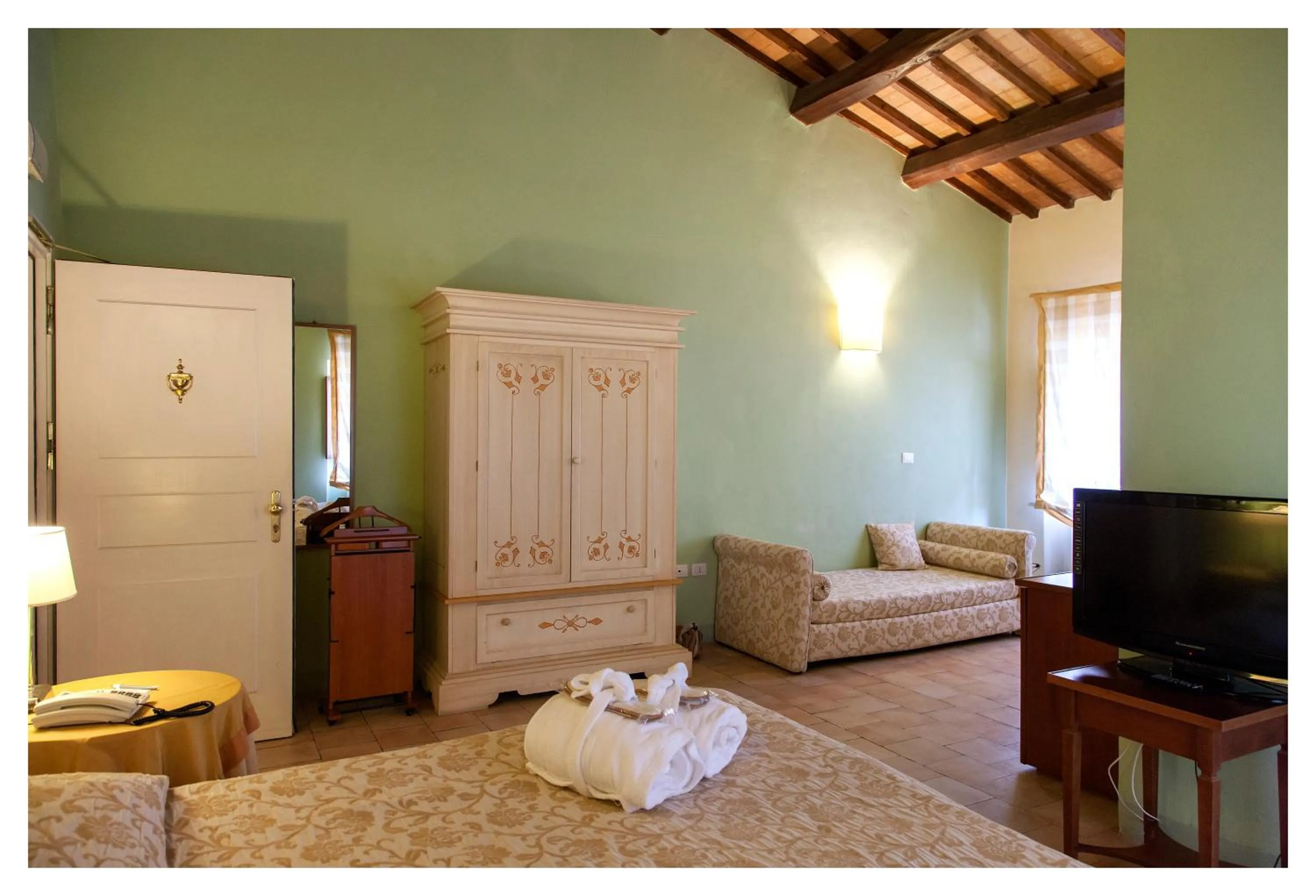 Decorative detail, Bed in Palazzo Guiderocchi