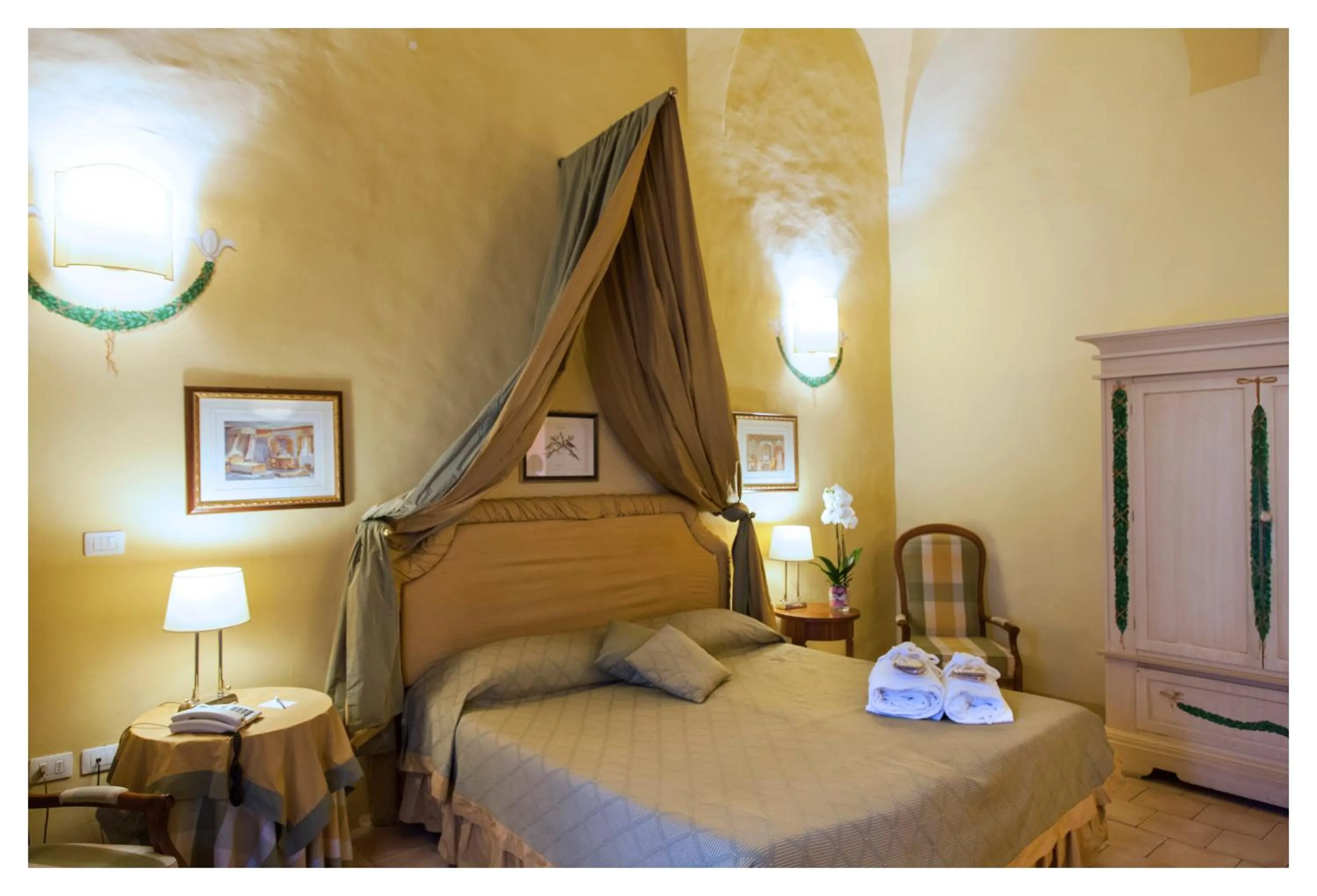 Decorative detail, Bed in Palazzo Guiderocchi