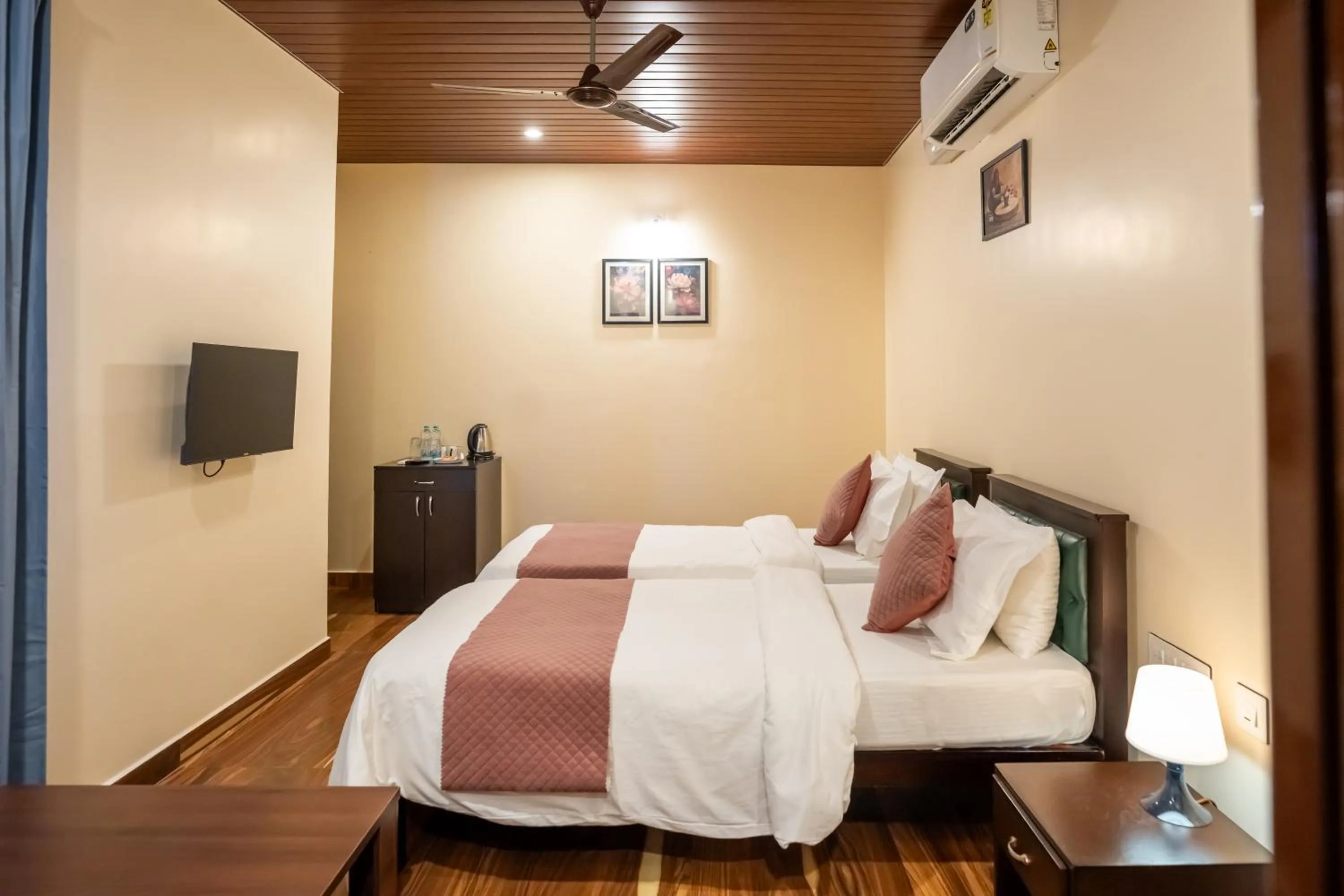 Bed in Coastal Pearl Home Stay, Private Rooms & Villas Murudeshwar