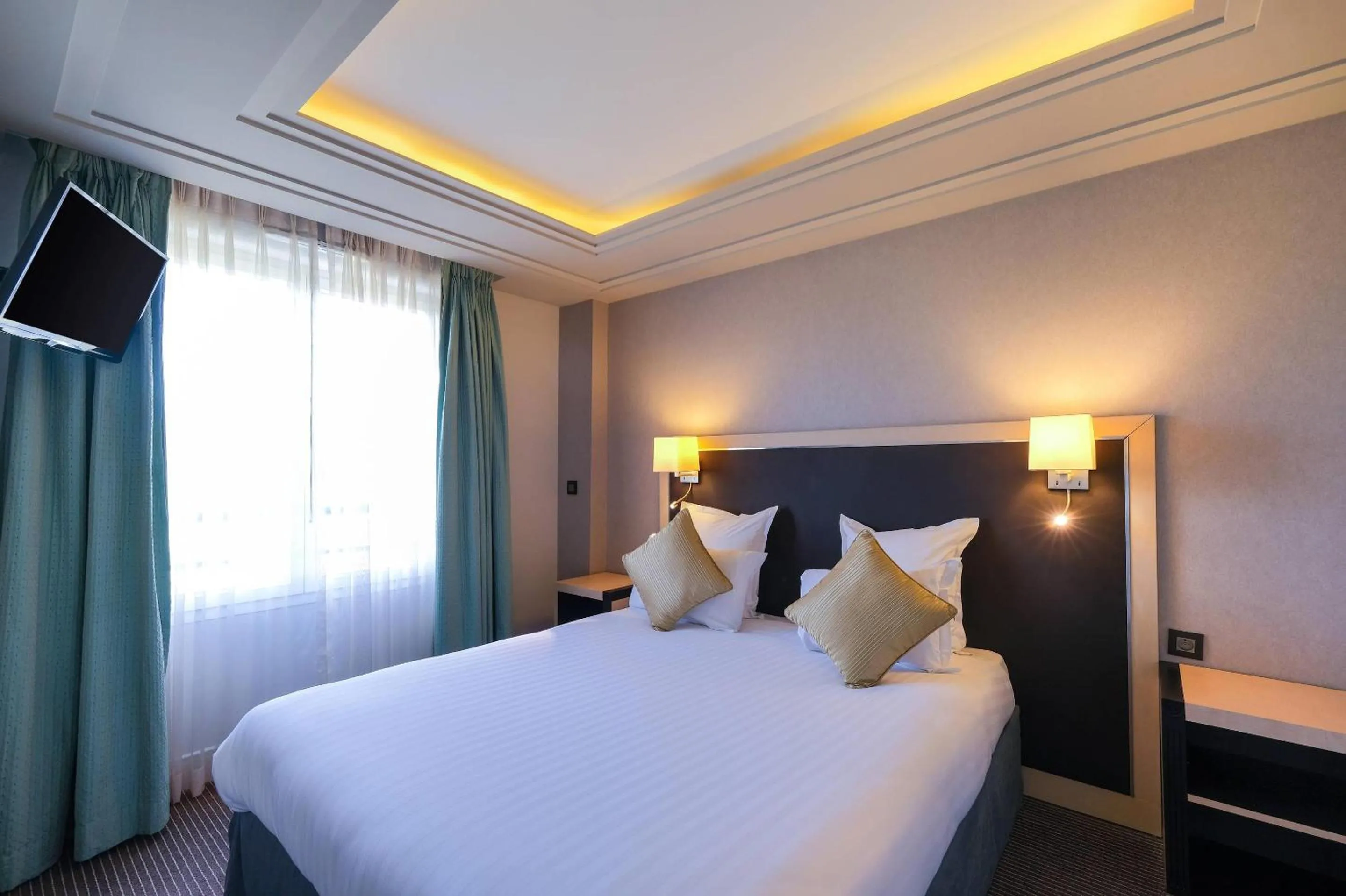 Bedroom, Bed in Zenitude Hotel La Valadière, Ascend Hotel Collection