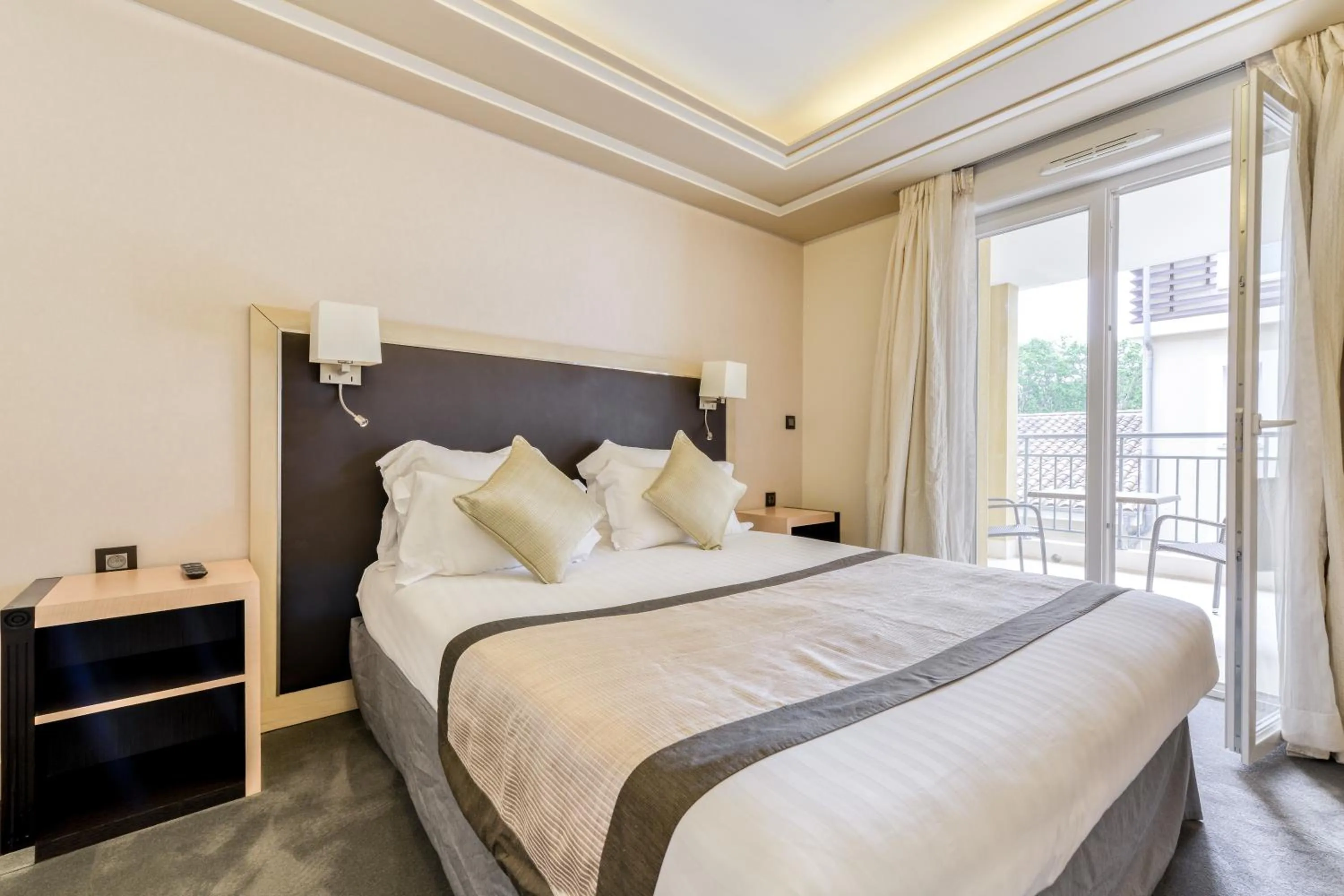 Bed in Zenitude Hotel La Valadière, Ascend Hotel Collection