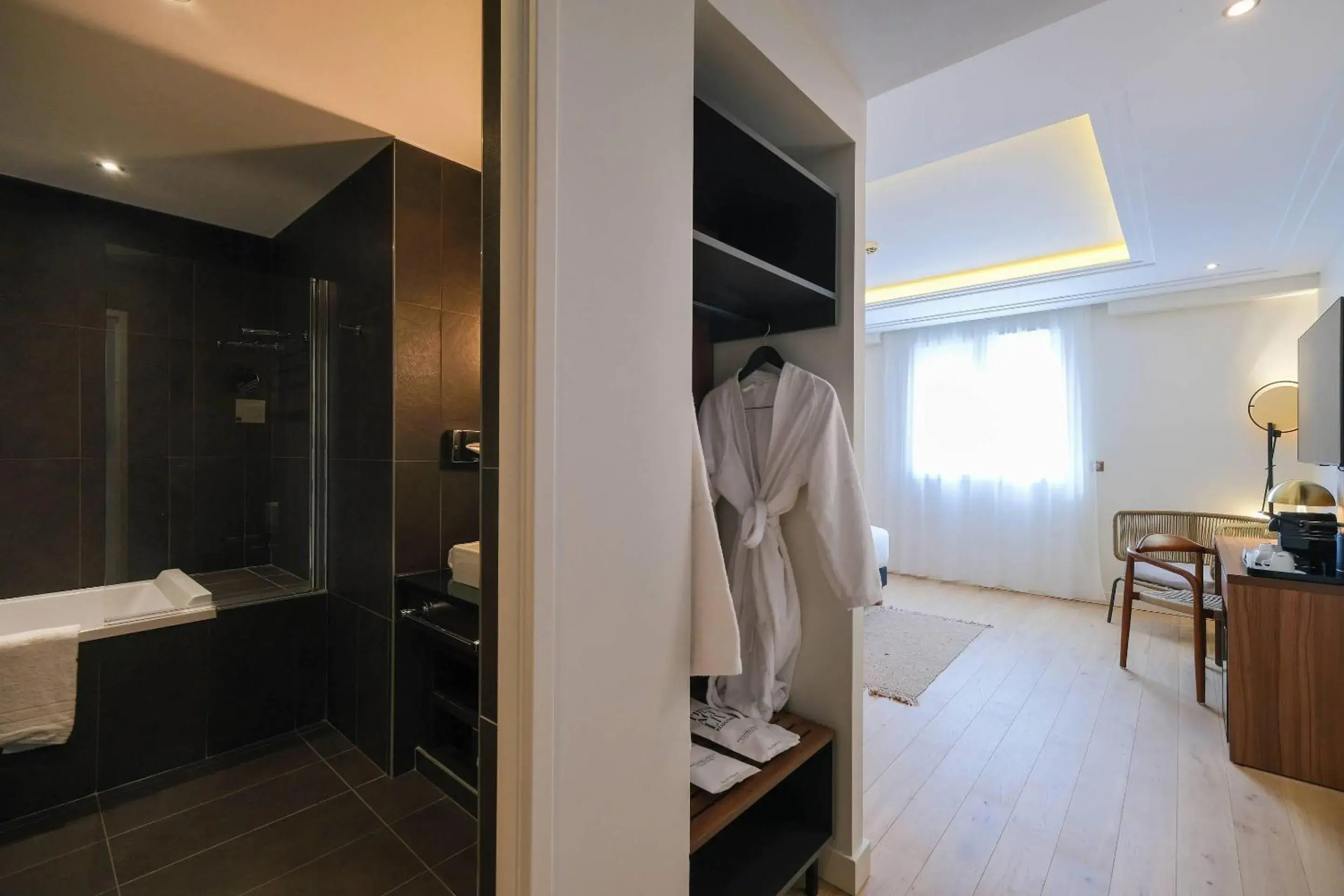 Bedroom, Bed in Zenitude Hotel La Valadière, Ascend Hotel Collection Bedroom, Bed in Zenitude Hotel La Valadière, Ascend Hotel Collection