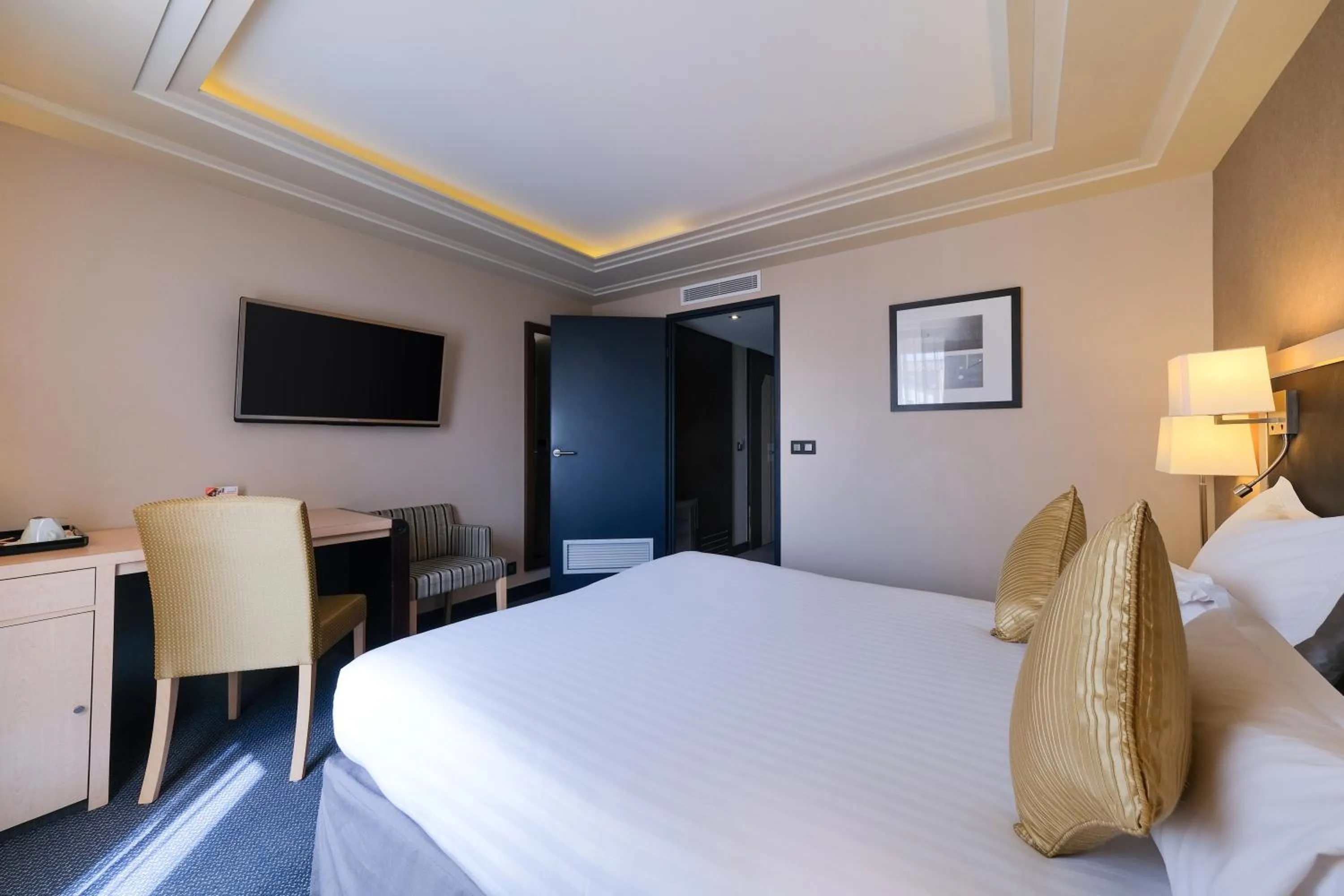 Bedroom, Bed in Zenitude Hotel La Valadière, Ascend Hotel Collection