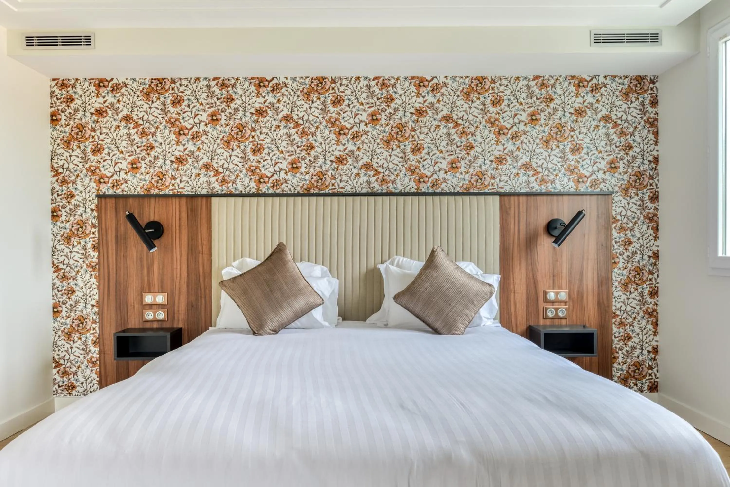 Bed in Zenitude Hotel La Valadière, Ascend Hotel Collection