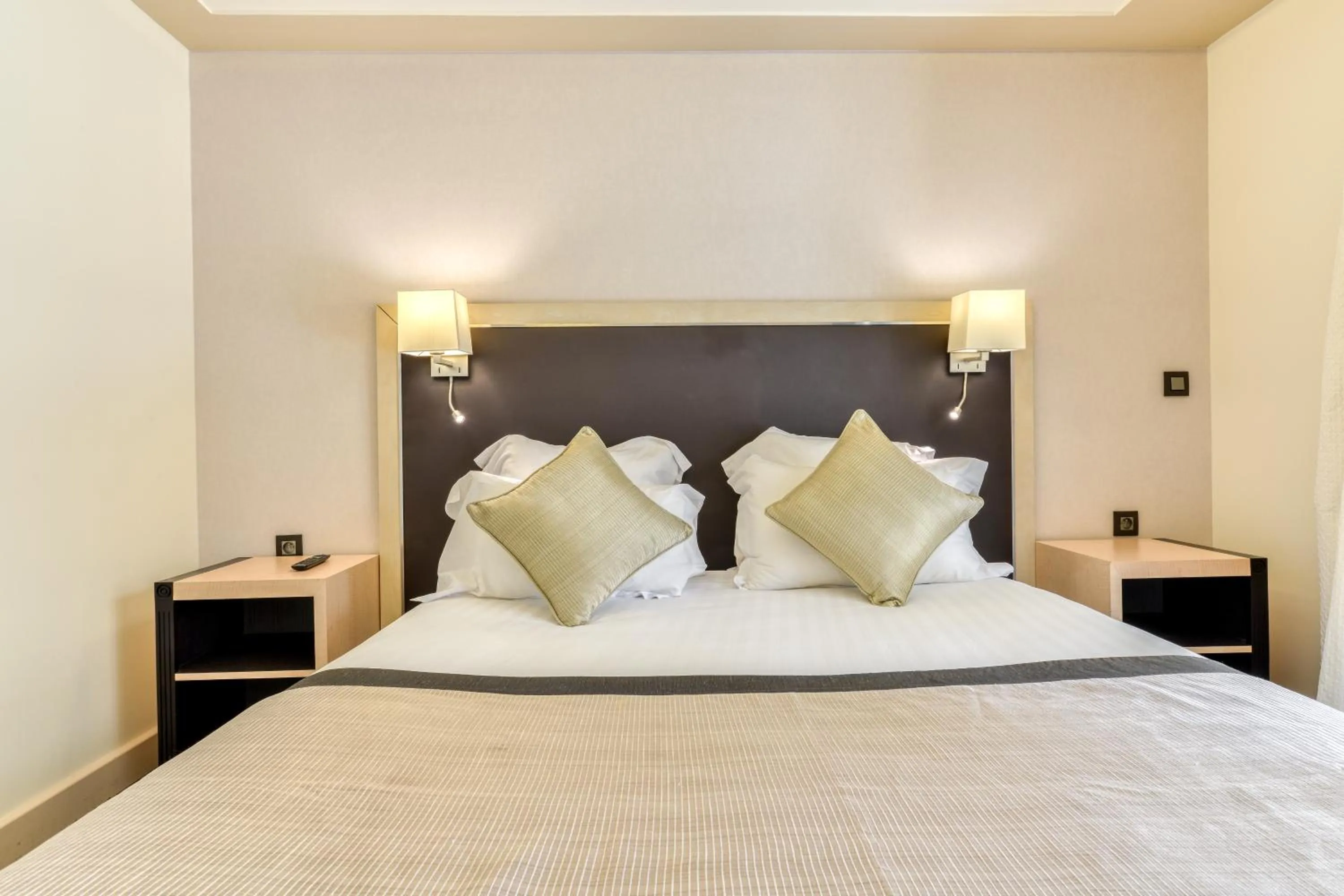 Bed in Zenitude Hotel La Valadière, Ascend Hotel Collection