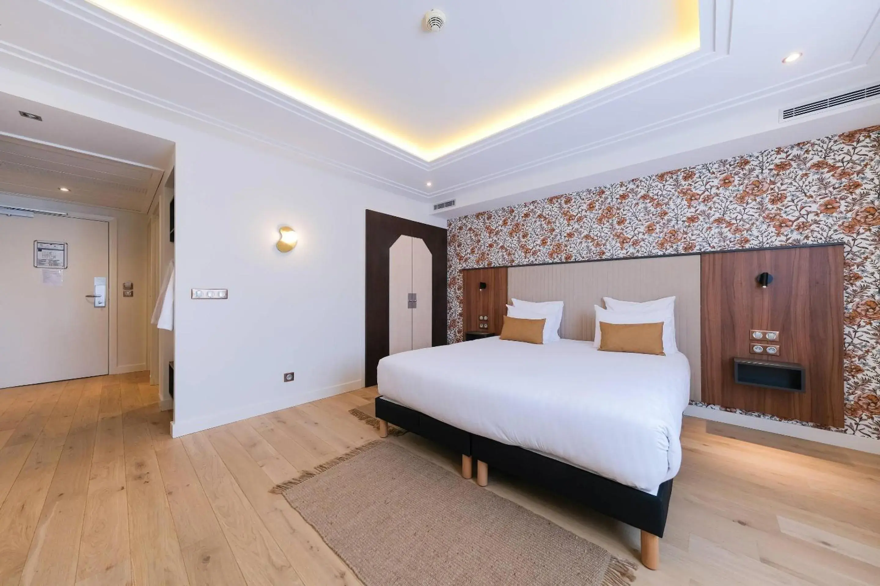 Bedroom, Bed in Zenitude Hotel La Valadière, Ascend Hotel Collection Bedroom, Bed in Zenitude Hotel La Valadière, Ascend Hotel Collection