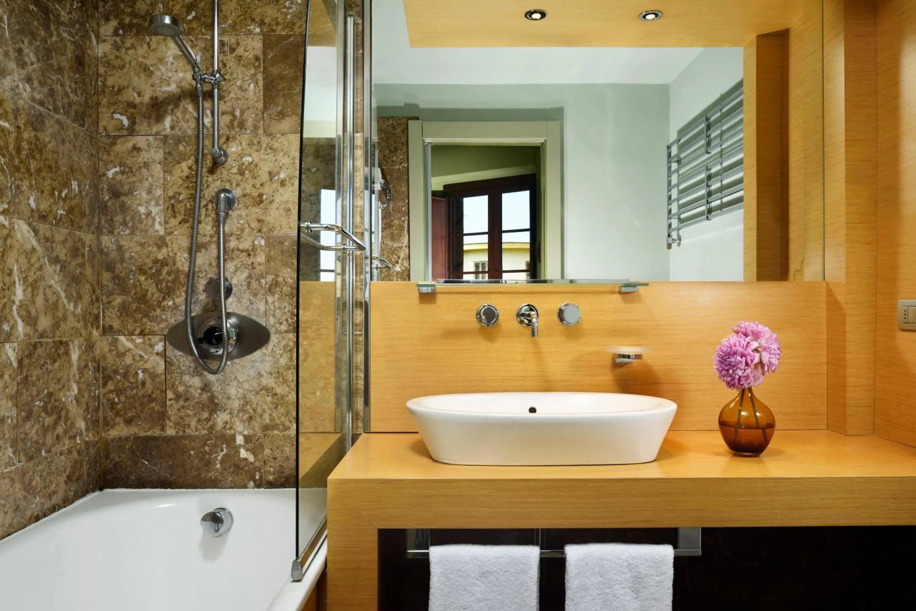 Shower in UNA Hotels Napoli