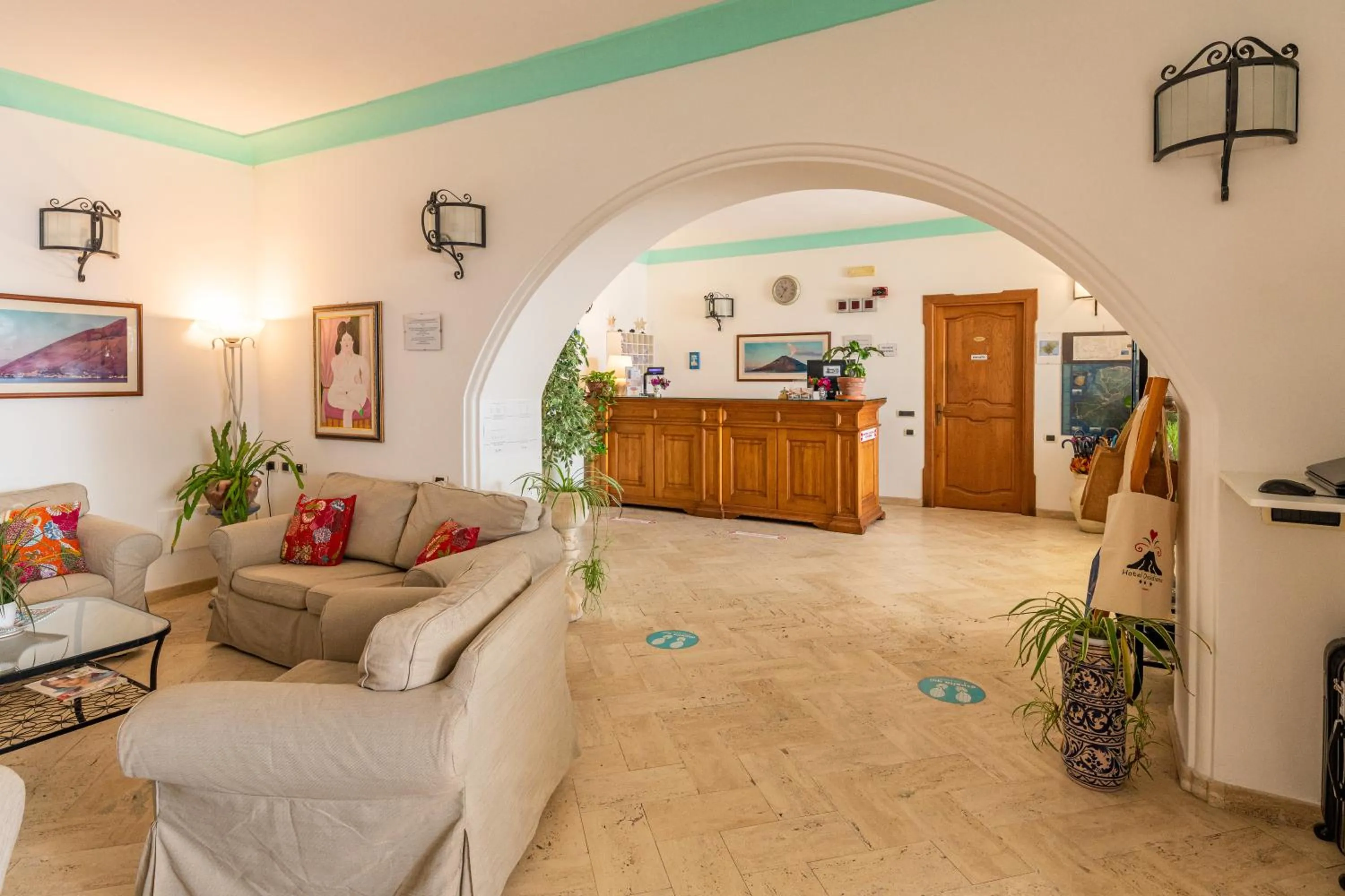 Communal lounge/ TV room in Hotel Ossidiana Stromboli Center