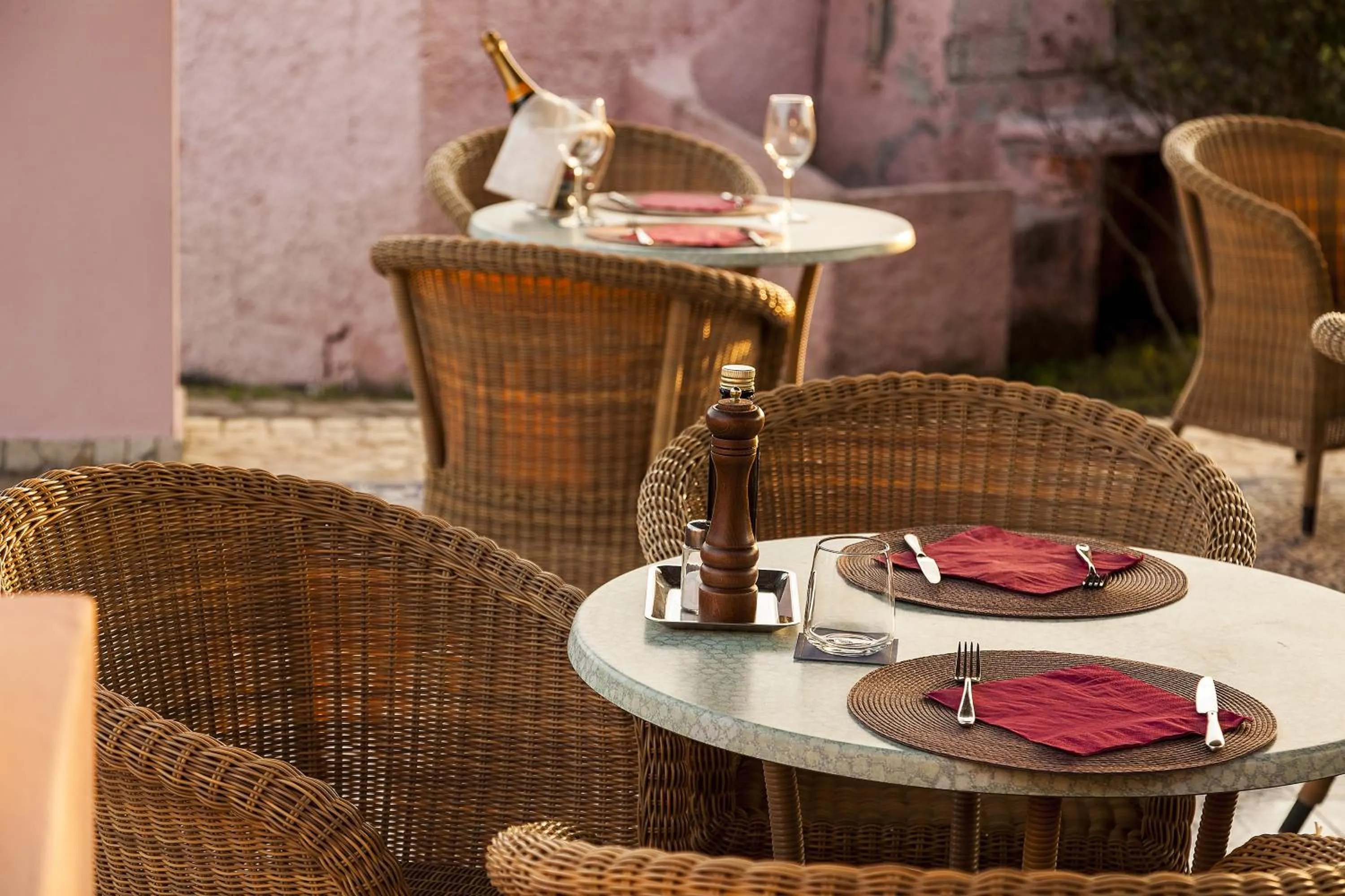 Restaurant/places to eat in Hotel Eros