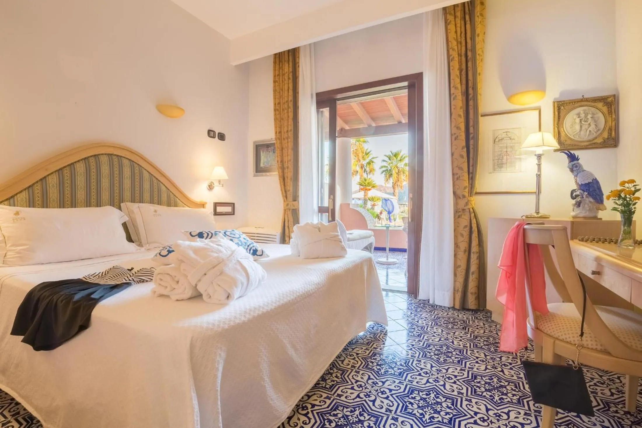 Balcony/Terrace, Bed in Hotel Eros