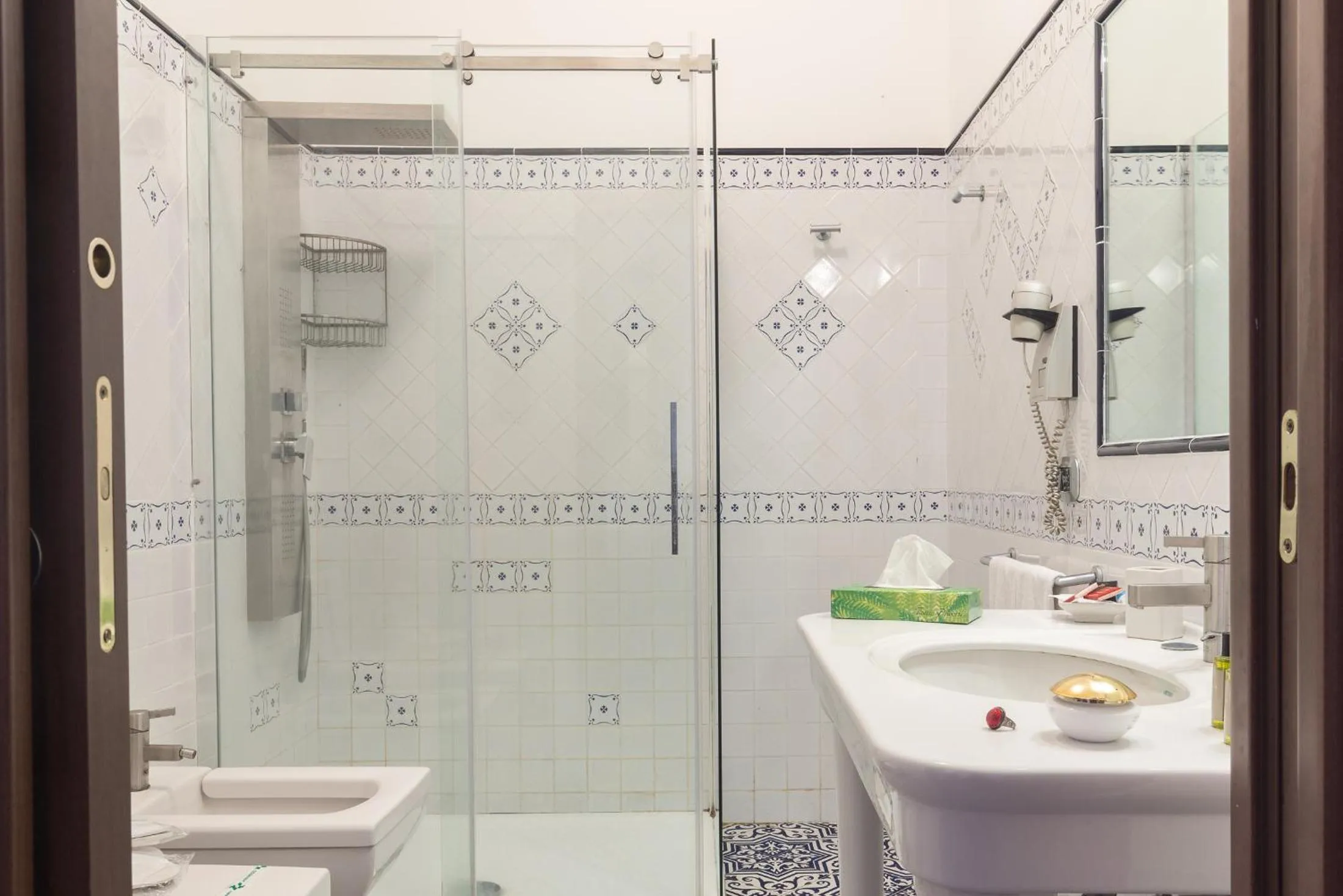 Shower in Hotel Eros