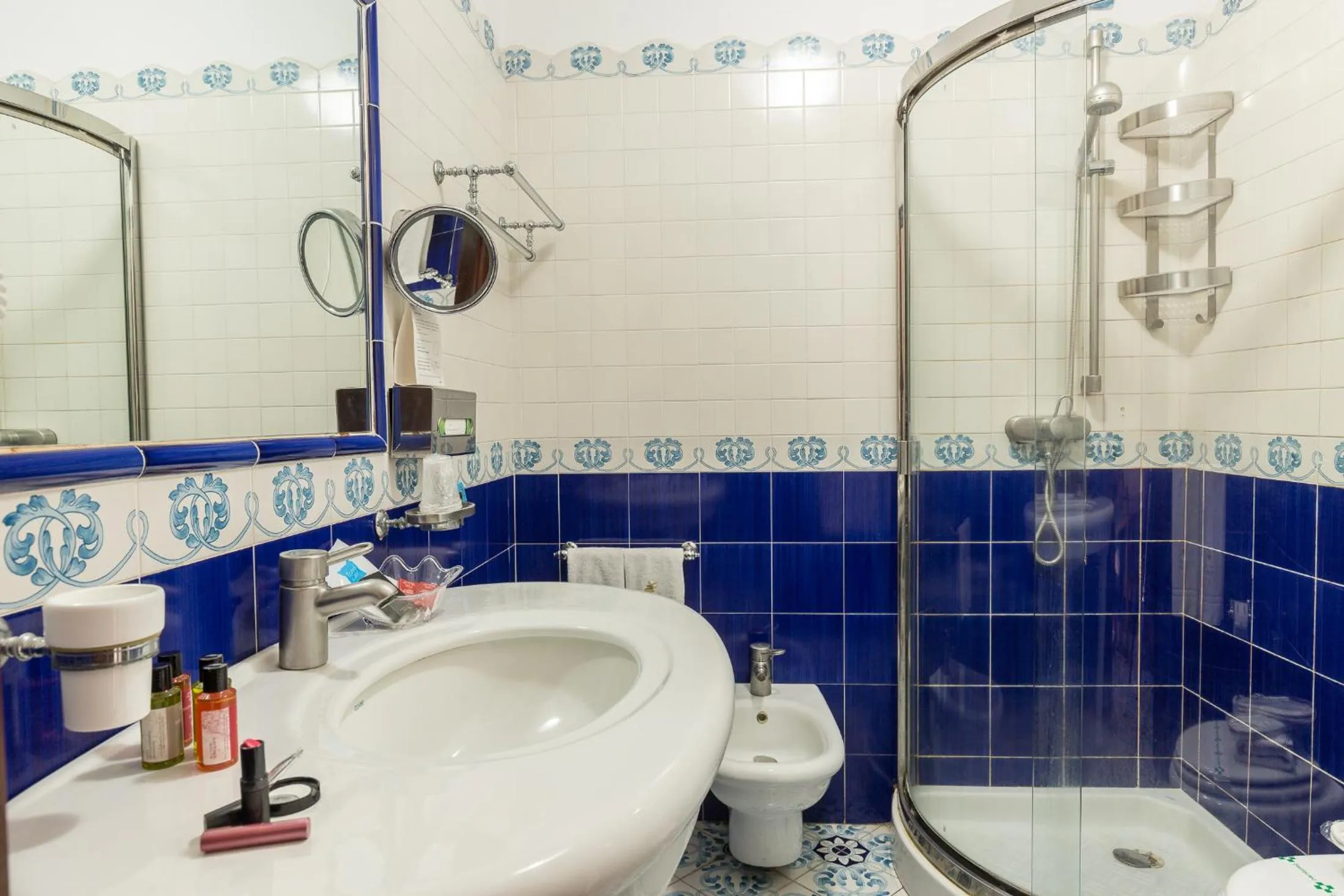 Shower in Hotel Eros