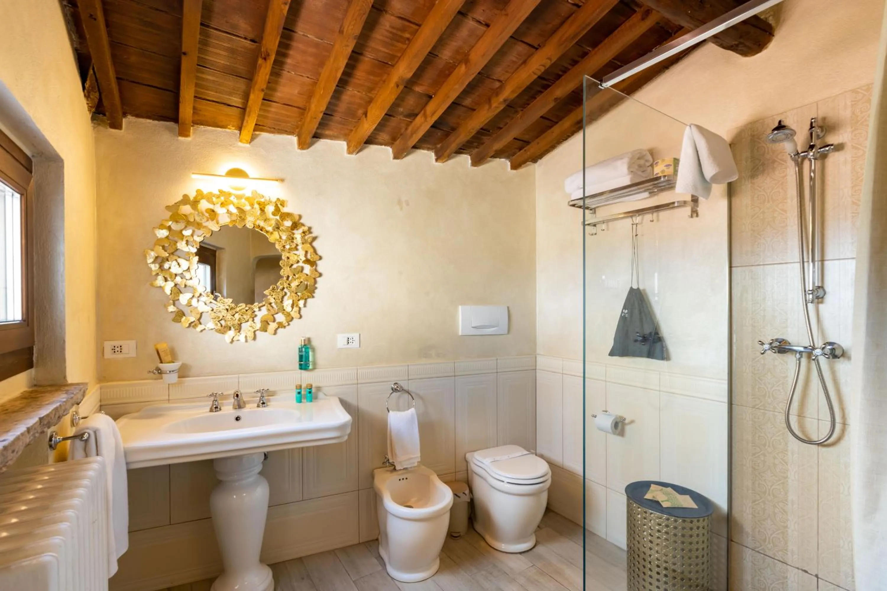 Shower in Castrum Wine Relais - Albergo Diffuso
