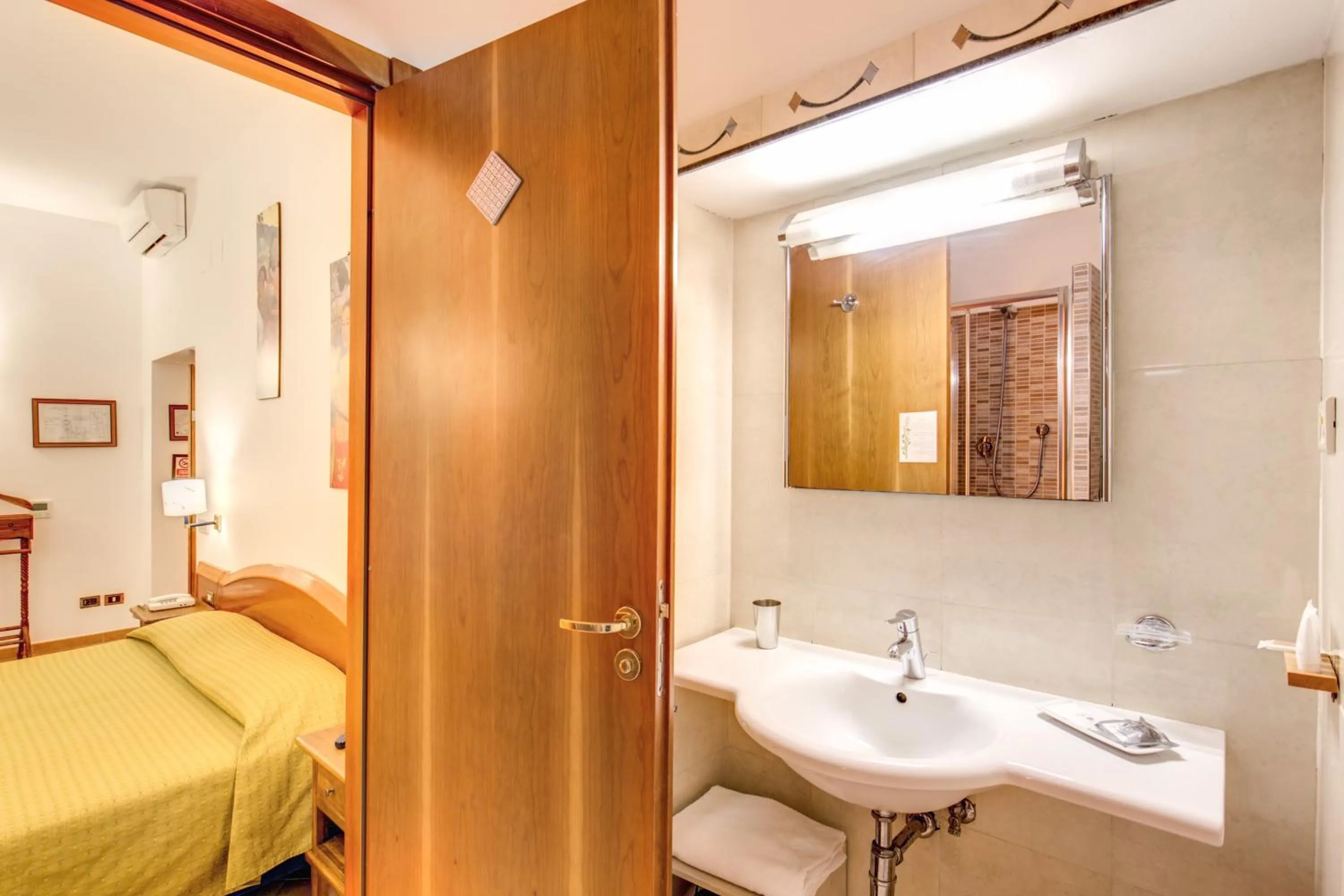 Bathroom, Bed in Hotel Gea Di Vulcano