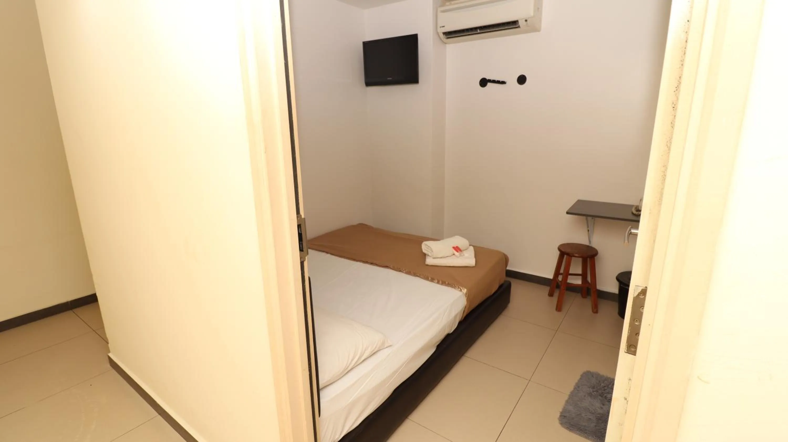 Bed in Hotel Seniman