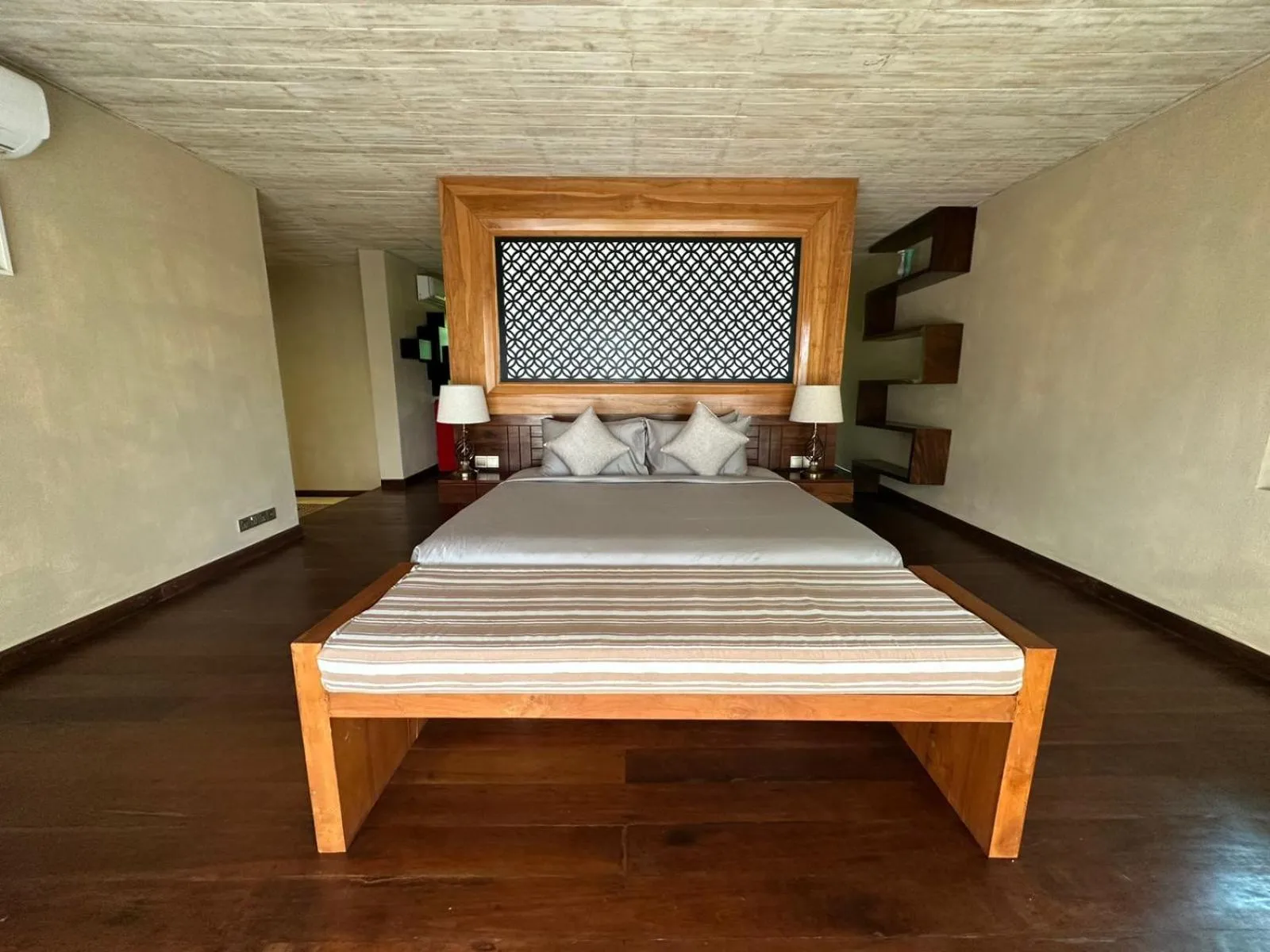 Bed in NIKARA Luxury Beach House