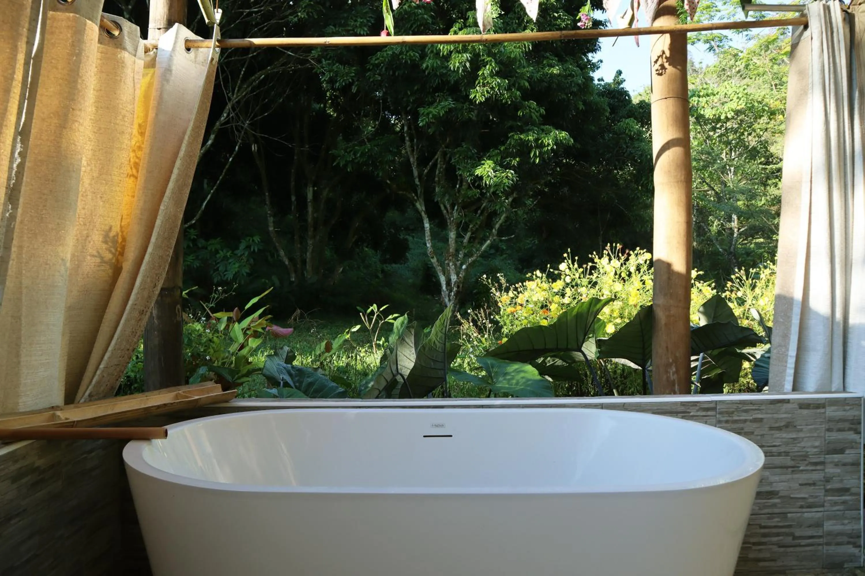 Bath in มนมณี Monmanee Restaurant & Lodge