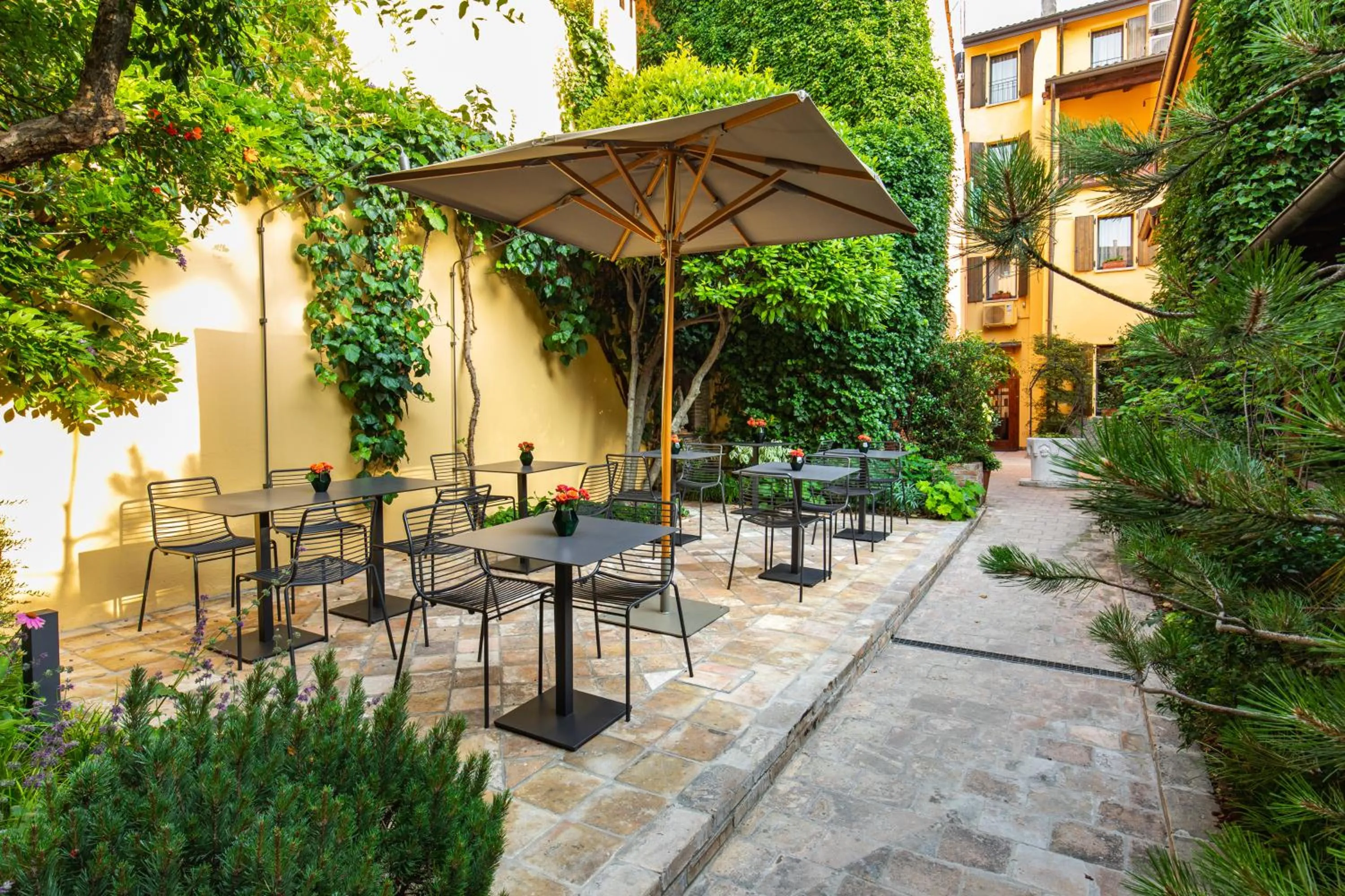 Property building in Hotel Porta San Mamolo