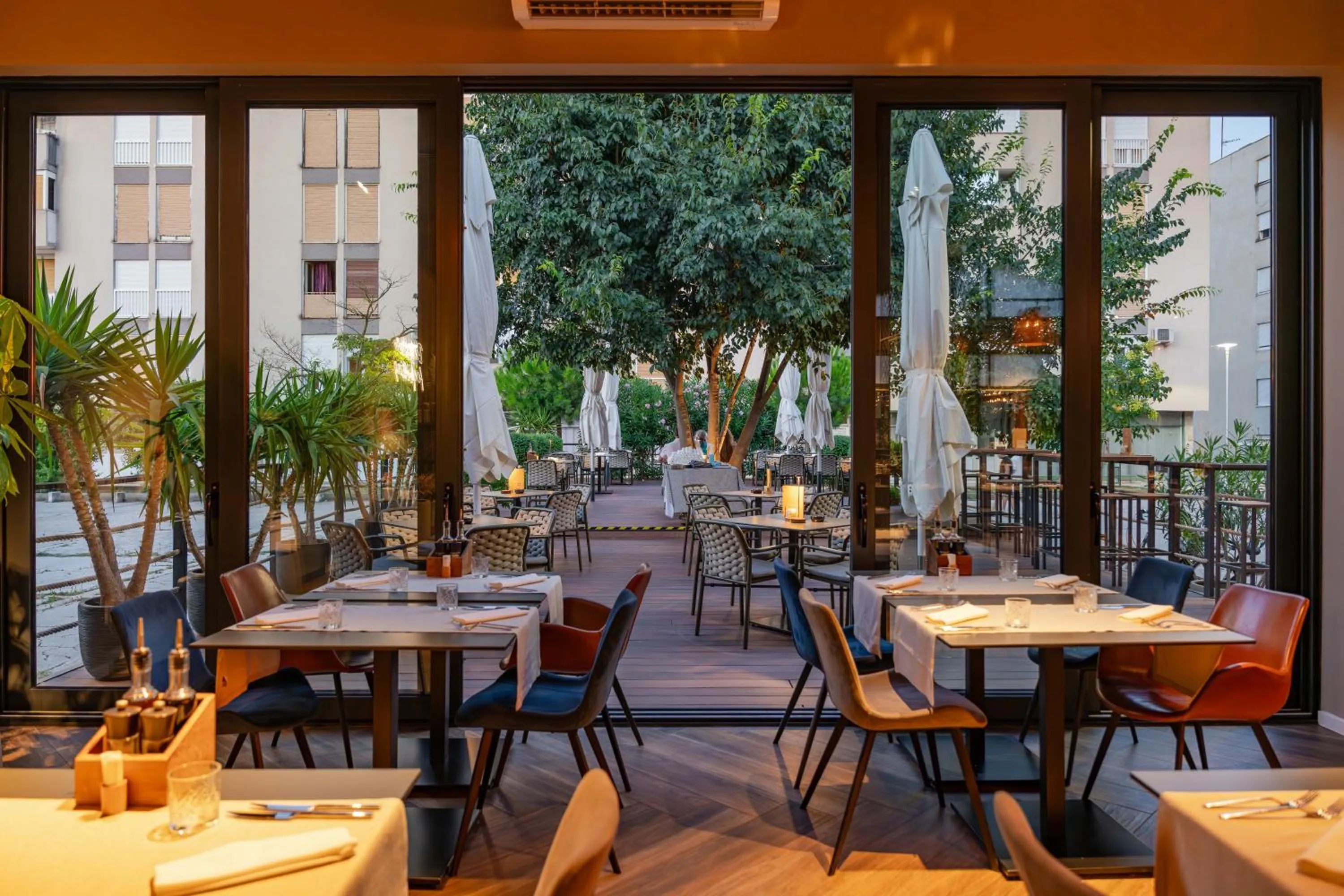 Restaurant/places to eat in Hotel A'mare