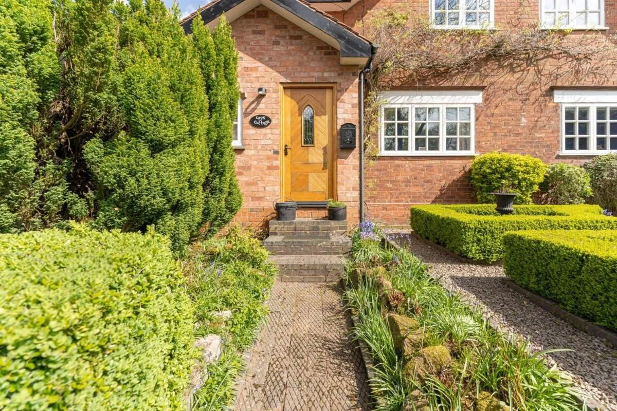 Property building in Beautiful Country Cottage for up to 8 in Wolverhampton