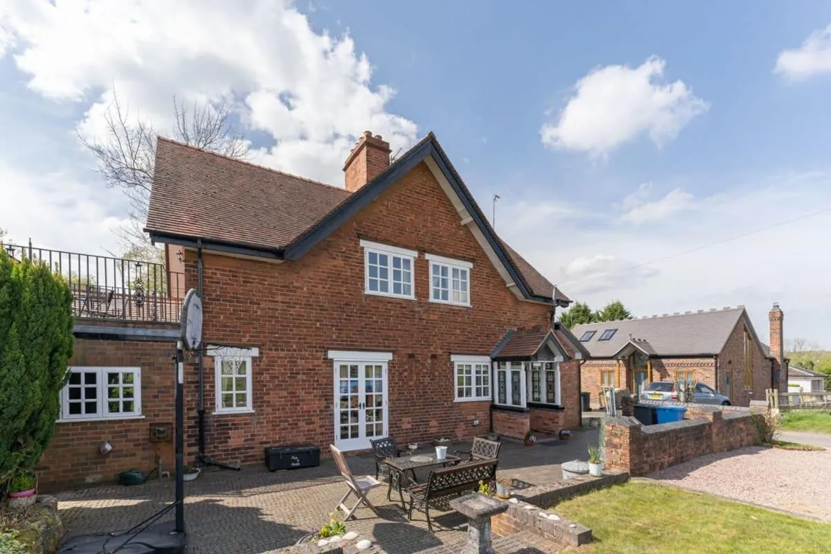 Property building in Beautiful Country Cottage for up to 8 in Wolverhampton