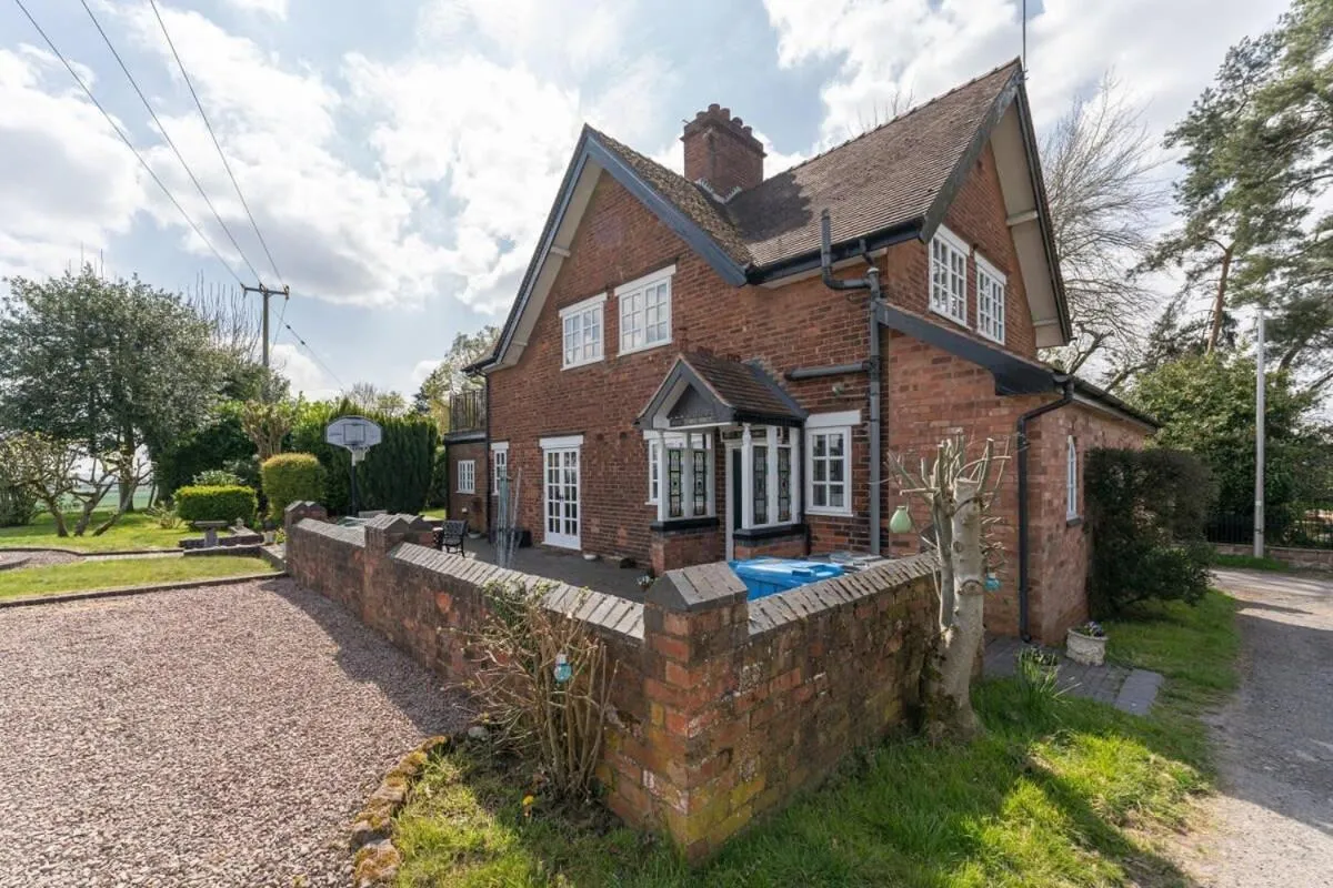 Property building in Beautiful Country Cottage for up to 8 in Wolverhampton