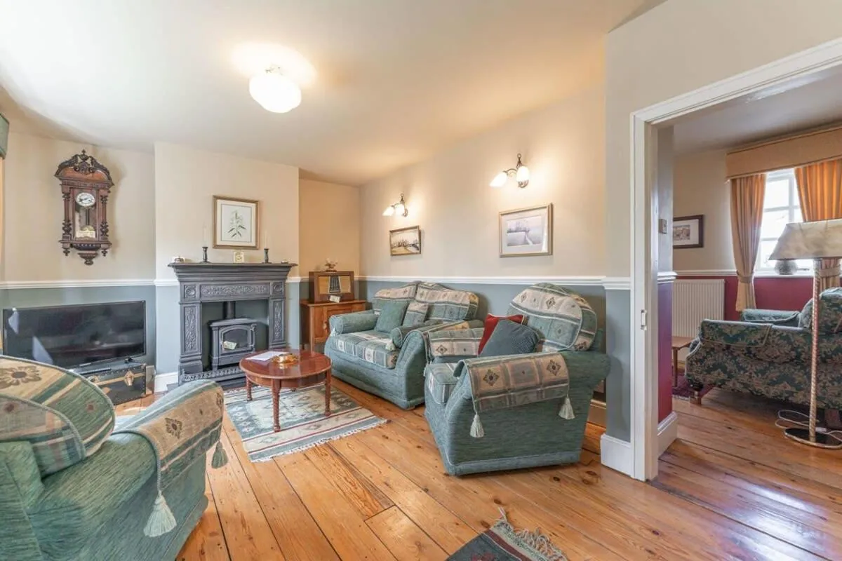 TV and multimedia in Beautiful Country Cottage for up to 8 in Wolverhampton