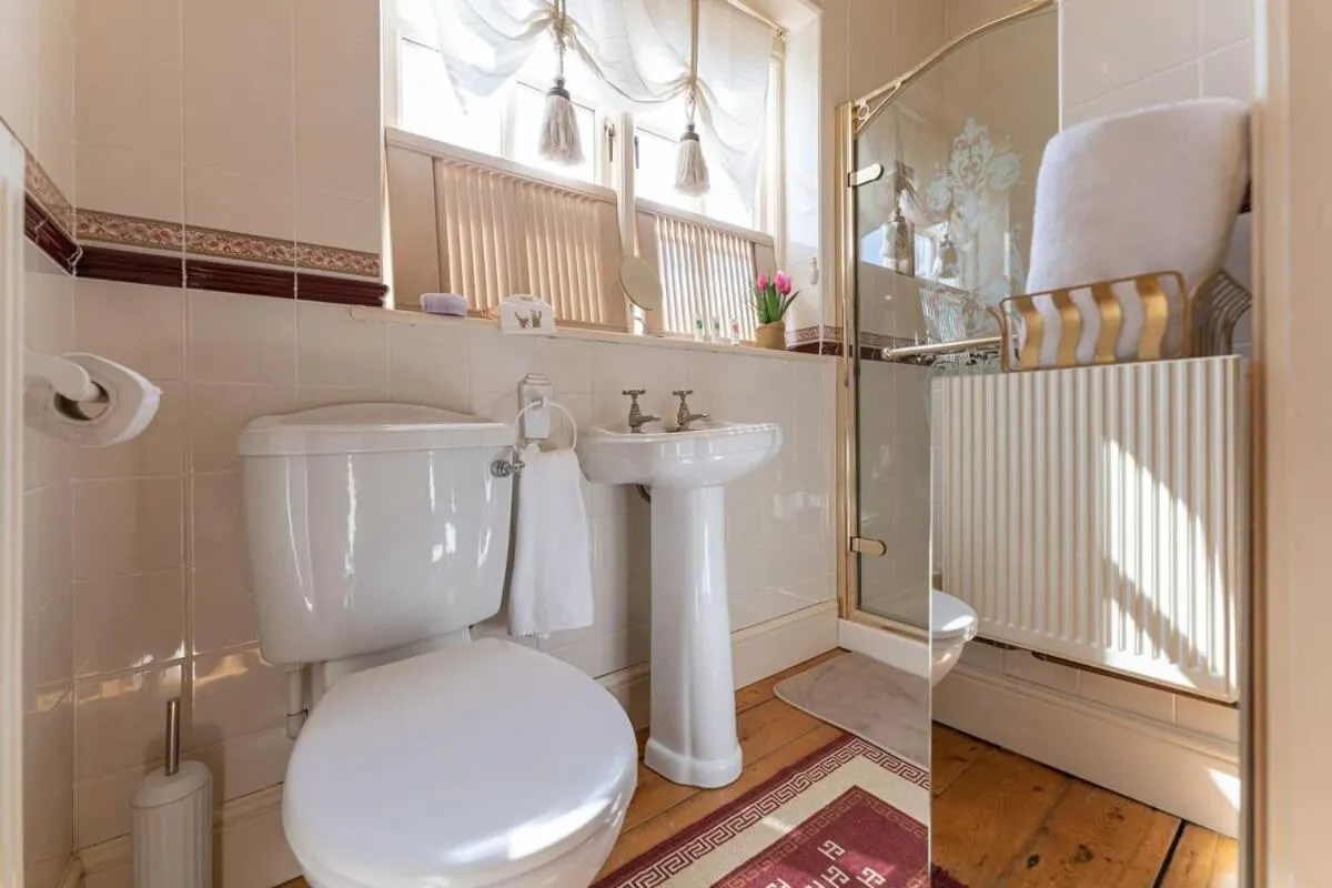 Shower in Beautiful Country Cottage for up to 8 in Wolverhampton