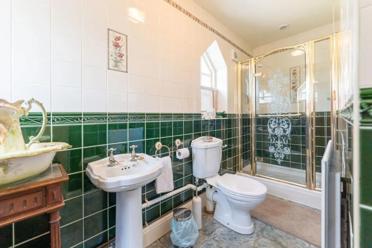 Shower in Beautiful Country Cottage for up to 8 in Wolverhampton
