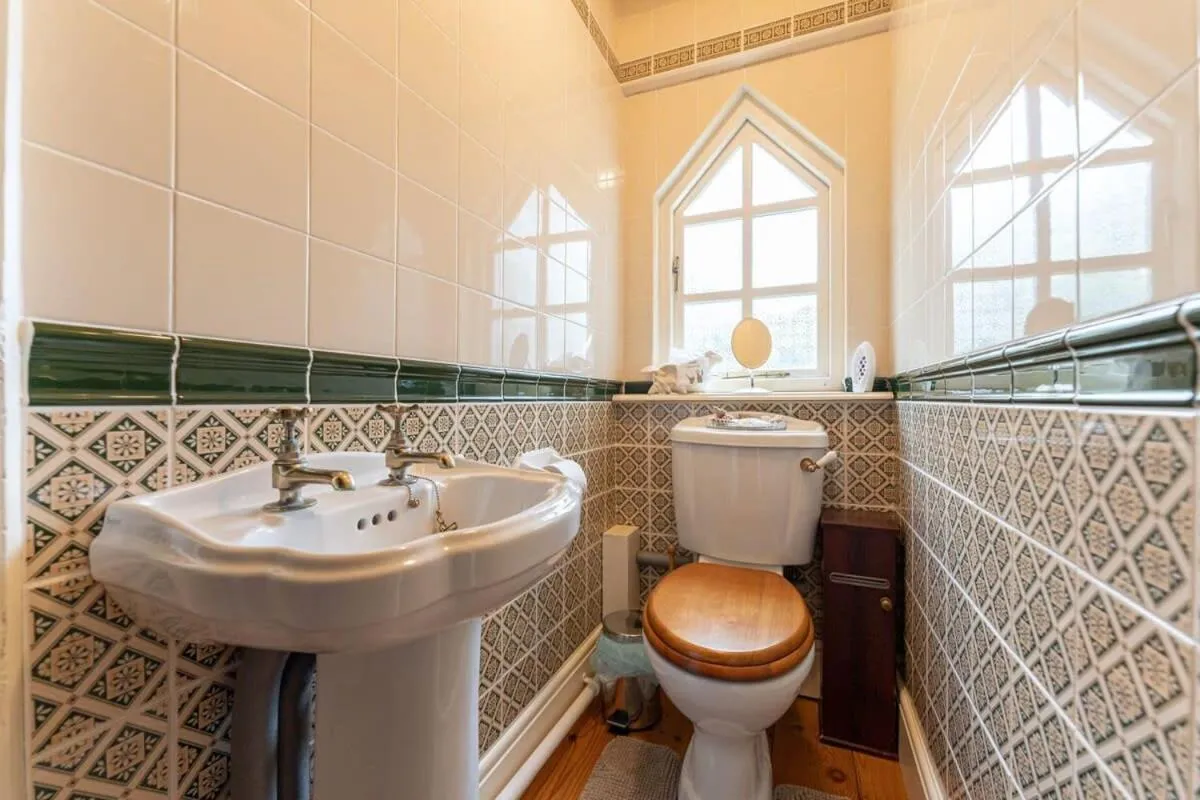 Toilet in Beautiful Country Cottage for up to 8 in Wolverhampton