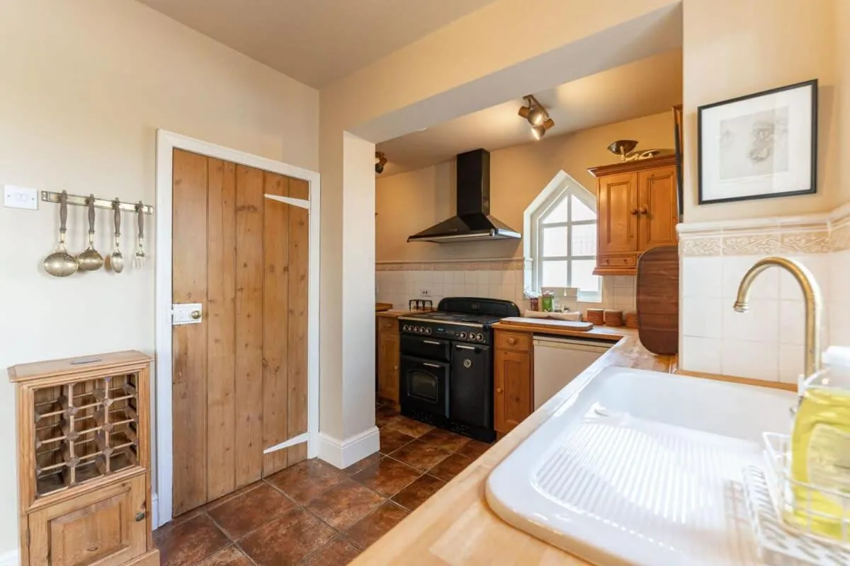 Kitchen or kitchenette in Beautiful Country Cottage for up to 8 in Wolverhampton