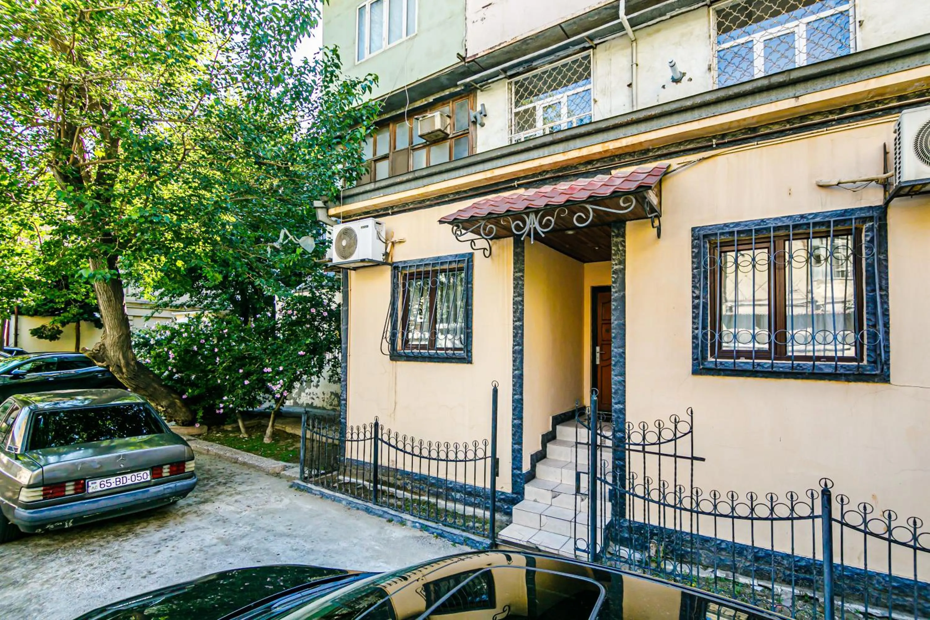 Facade/entrance in Azneft Garden Apartment