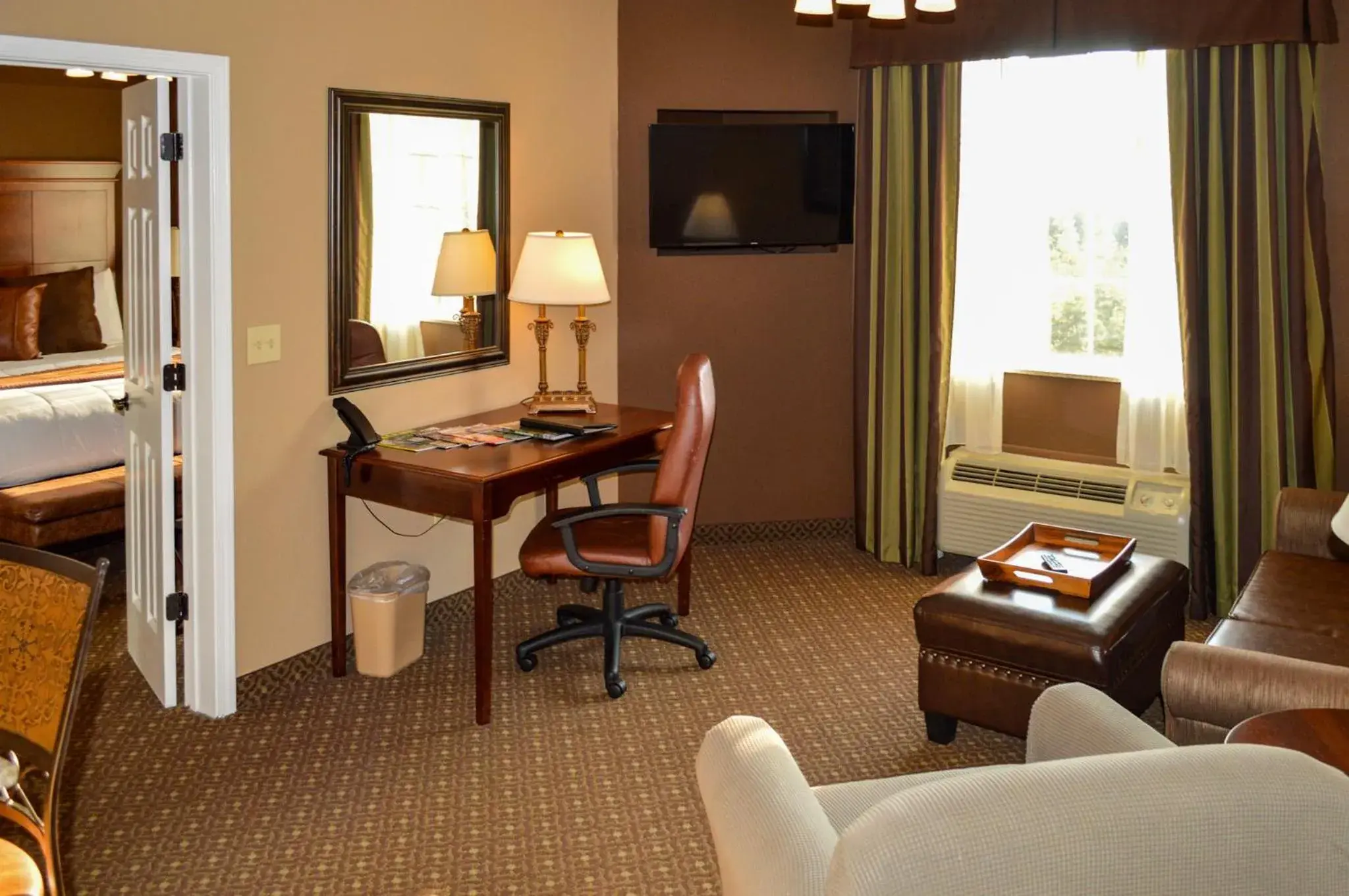 Living room, Bed in The Lodge at Flat Rock Living room, Bed in The Lodge at Flat Rock