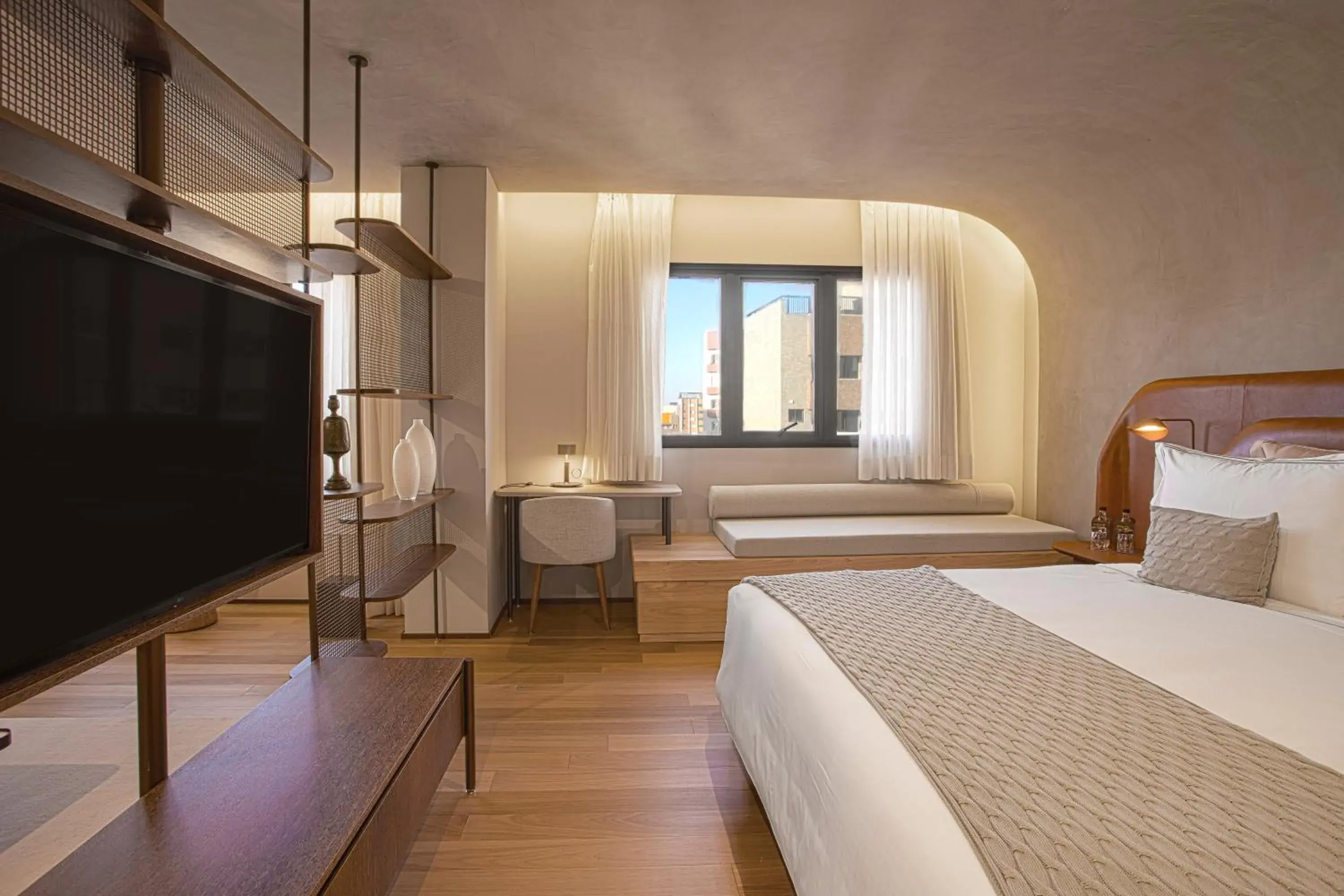 TV and multimedia, Bed in QOYA Hotel Curitiba, Curio Collection by Hilton TV and multimedia, Bed in QOYA Hotel Curitiba, Curio Collection by Hilton