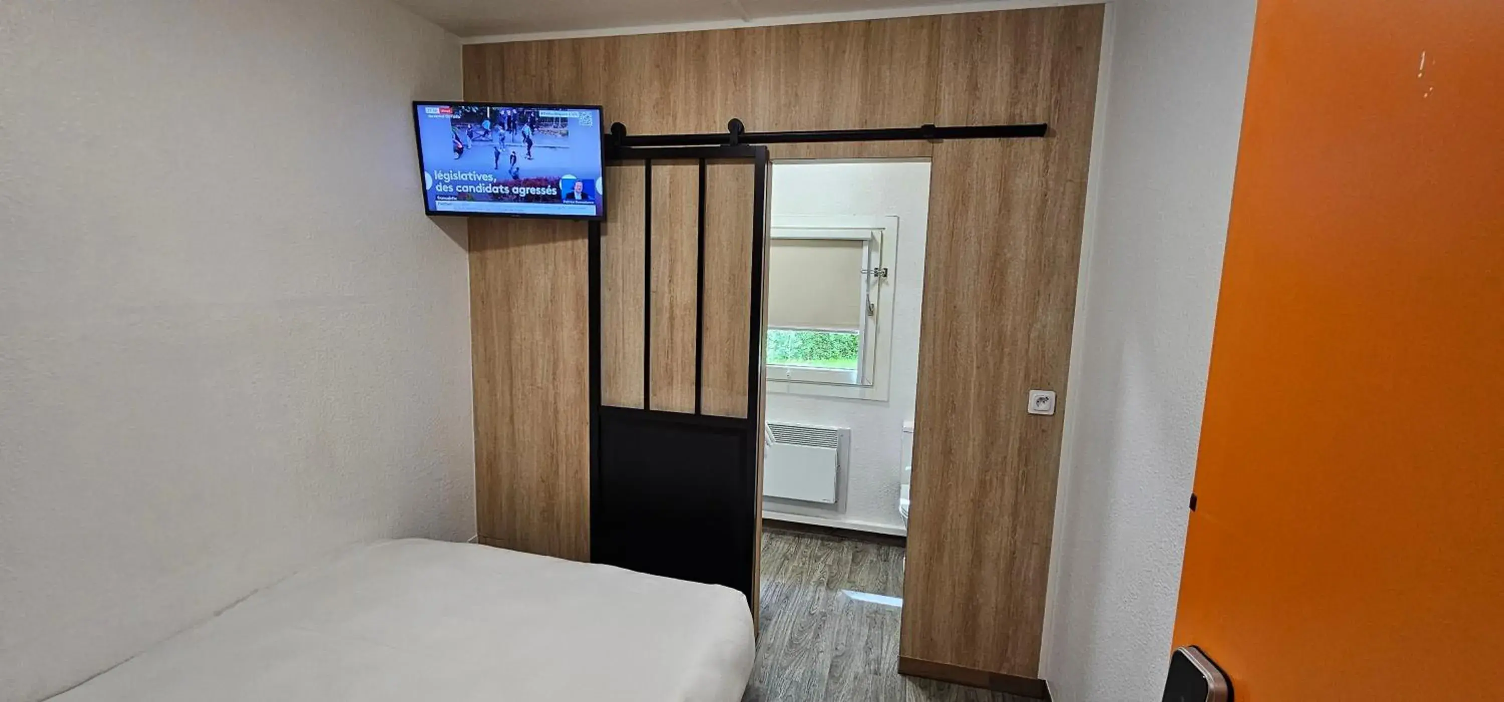 Double Room with Private Bathroom in Class'eco Charleroi Double Room with Private Bathroom in Class'eco Charleroi