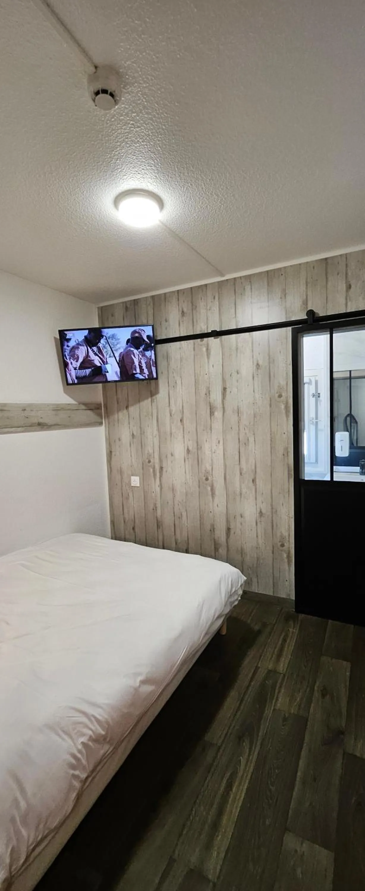 Shower, Bed in Class'Eco Namur