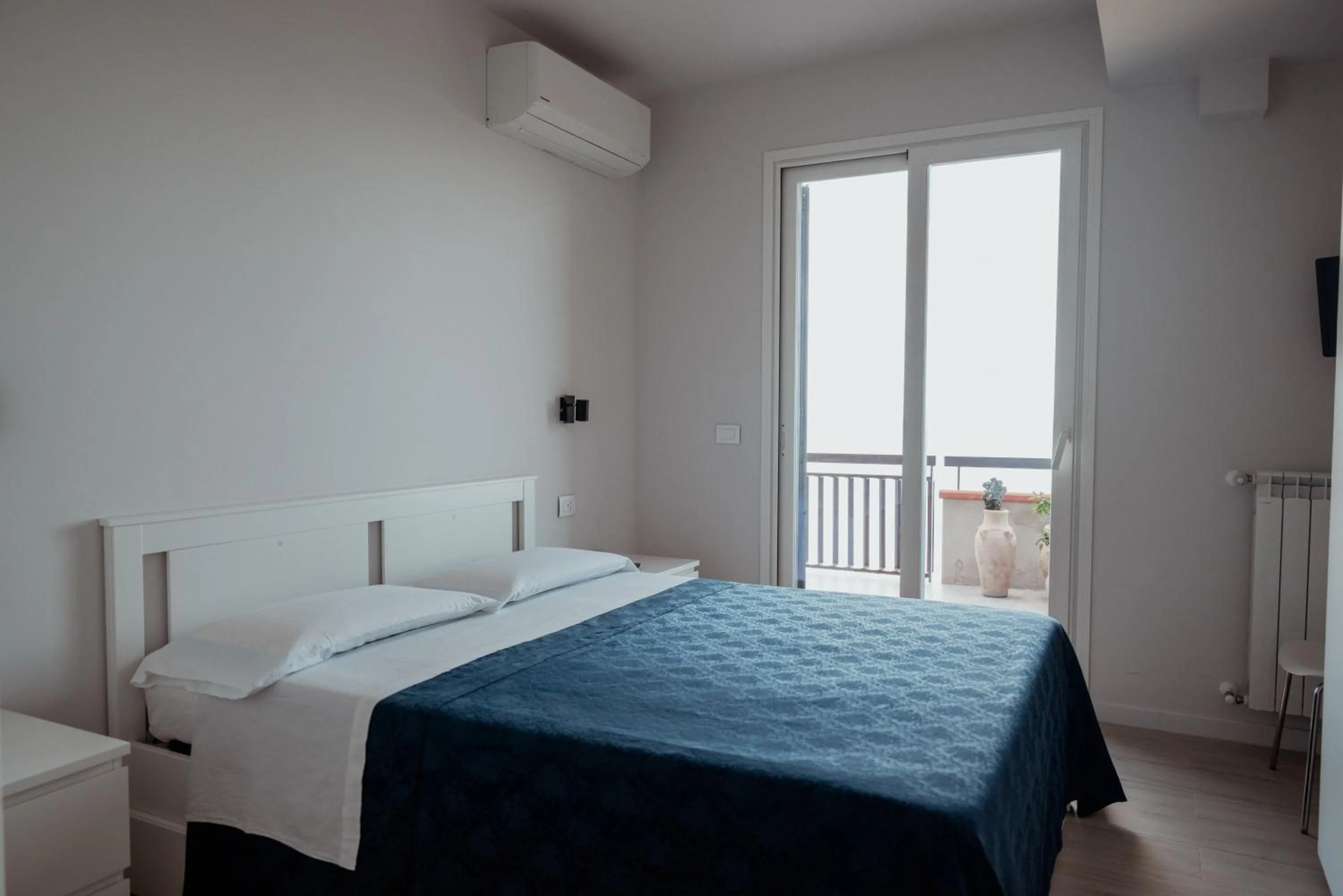 Bed in Blue Marine Taormina
