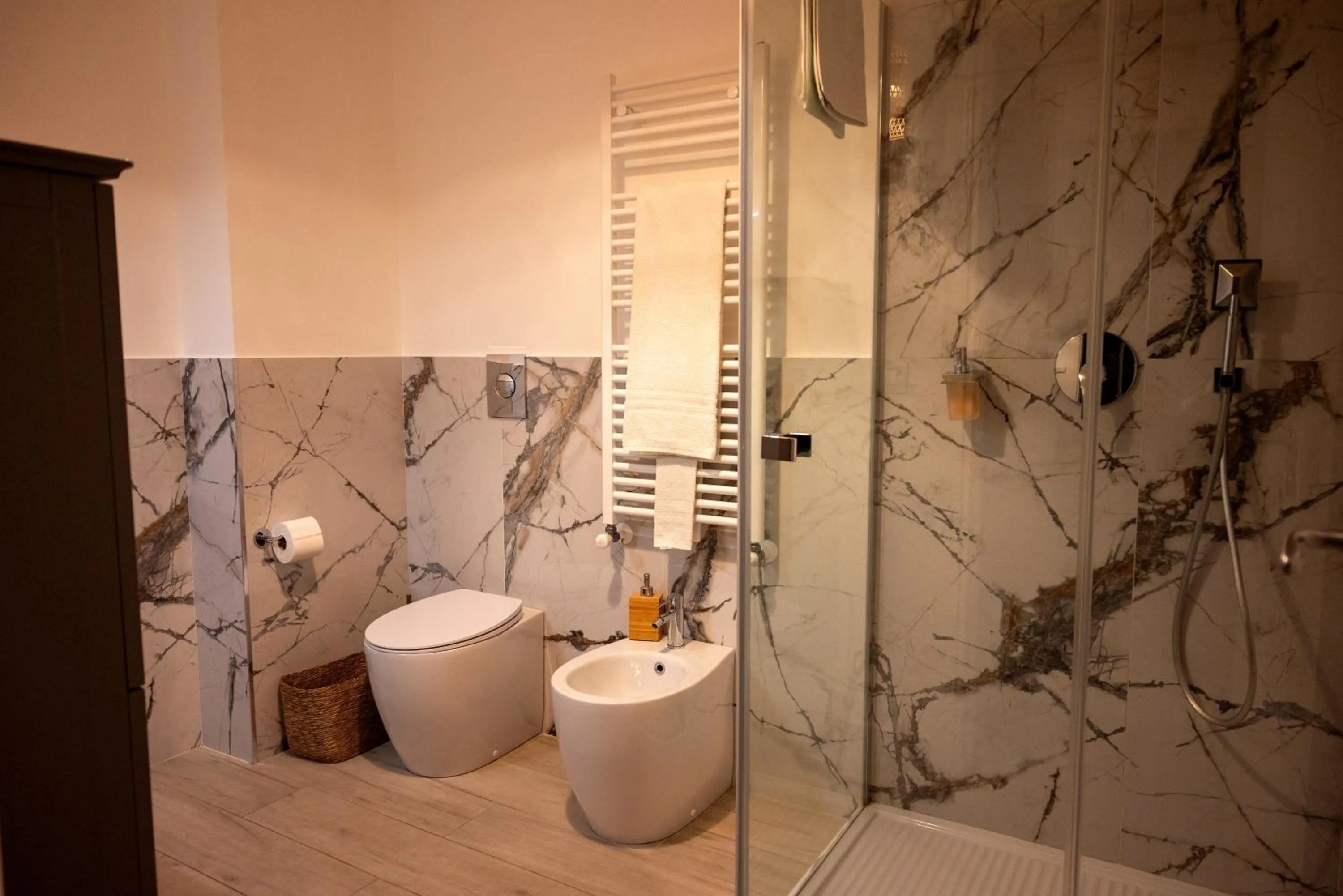 Shower in Blue Marine Taormina