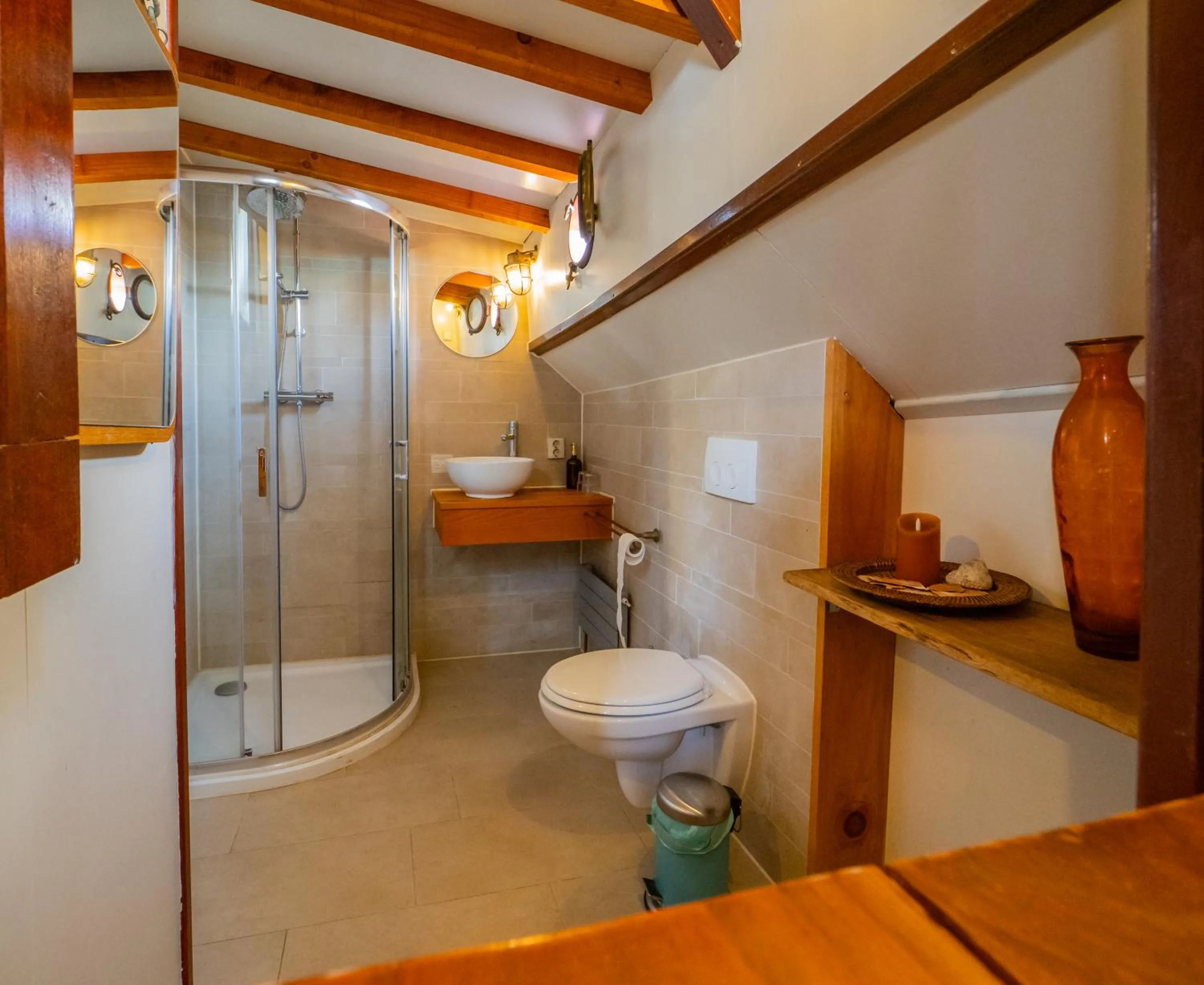 Bathroom in Boat 'Opoe Sientje'