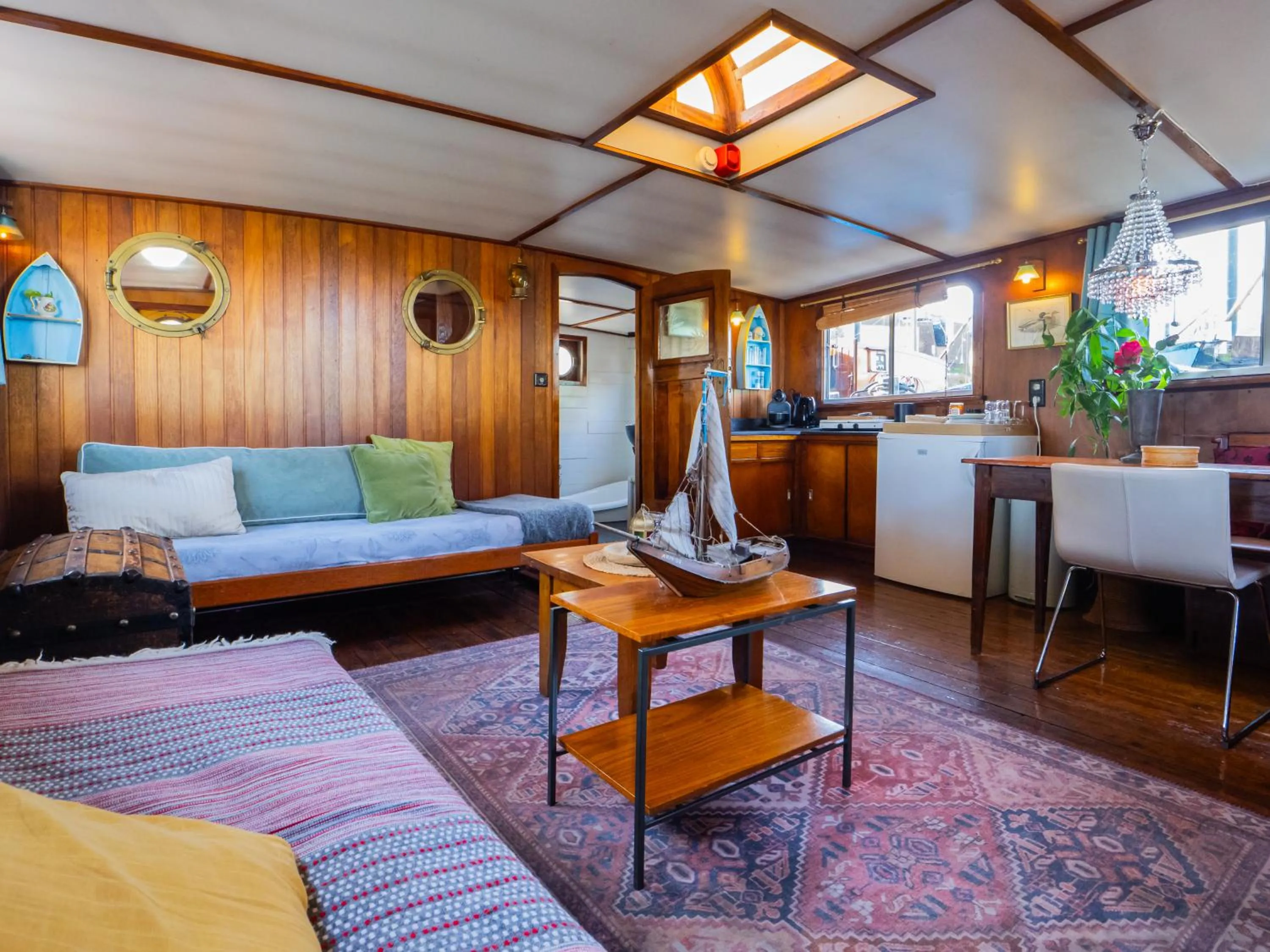 kitchen in Boat 'Opoe Sientje'