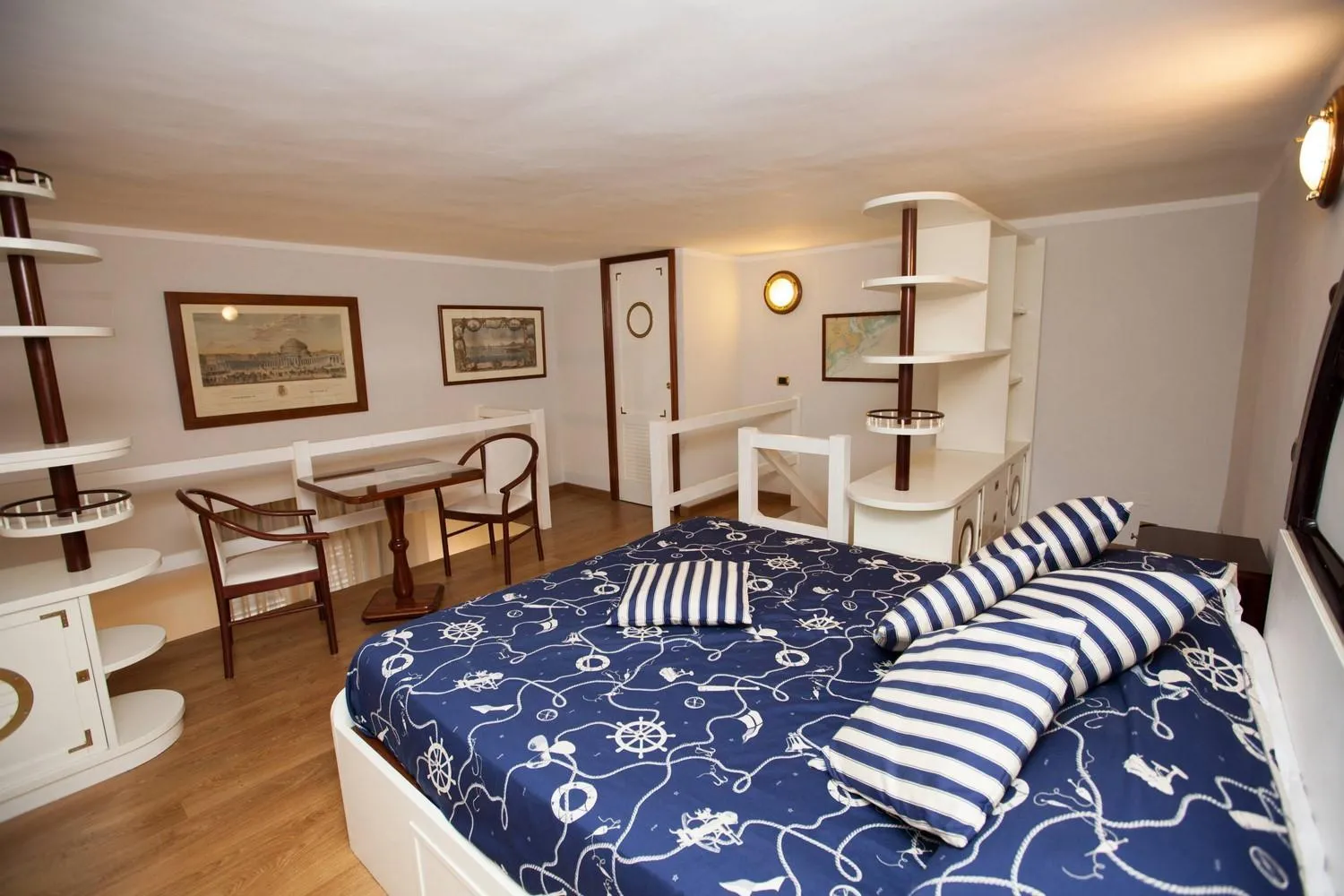 Bed in Hotel Ausonia