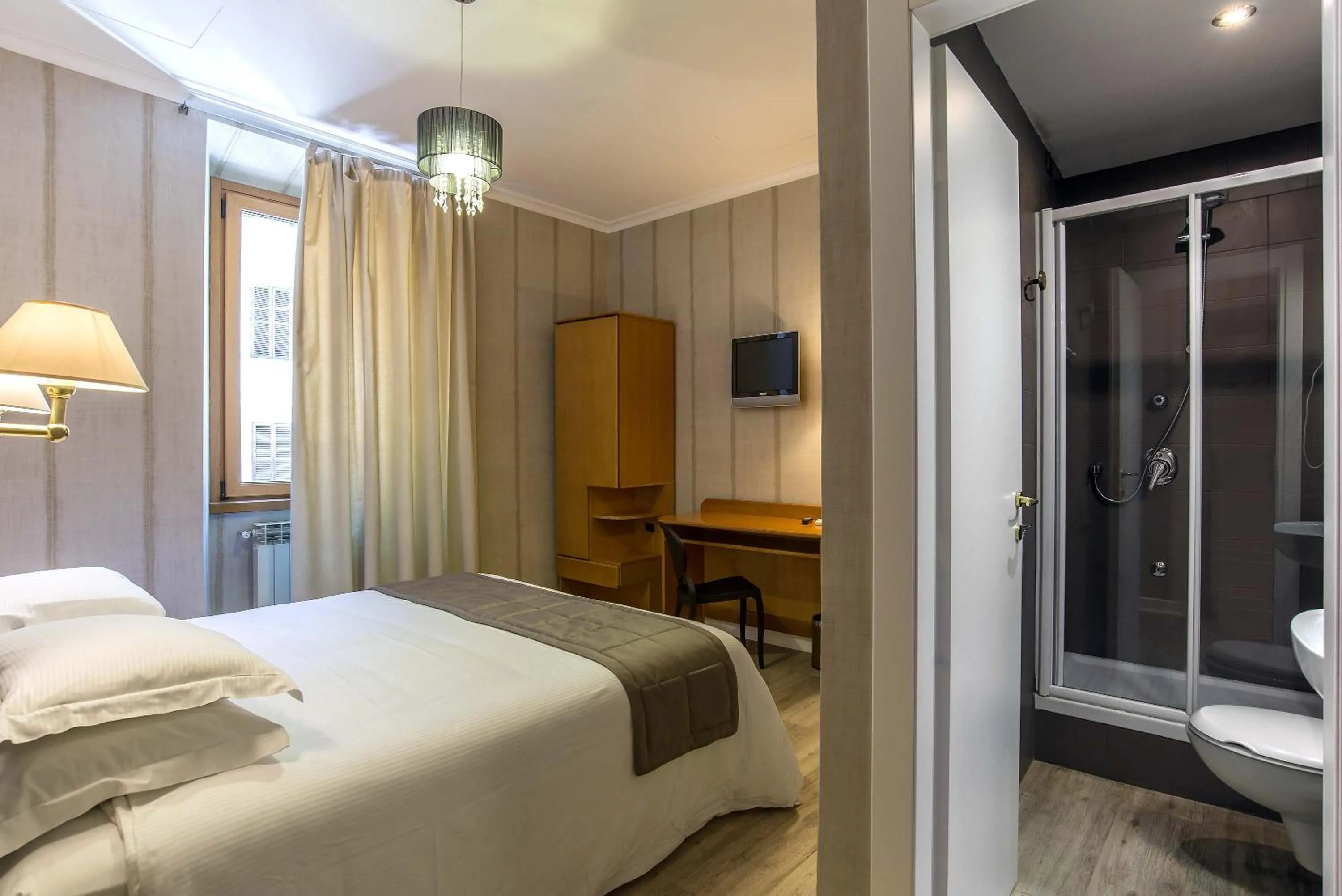 Bathroom, Bed in Hotel Museum