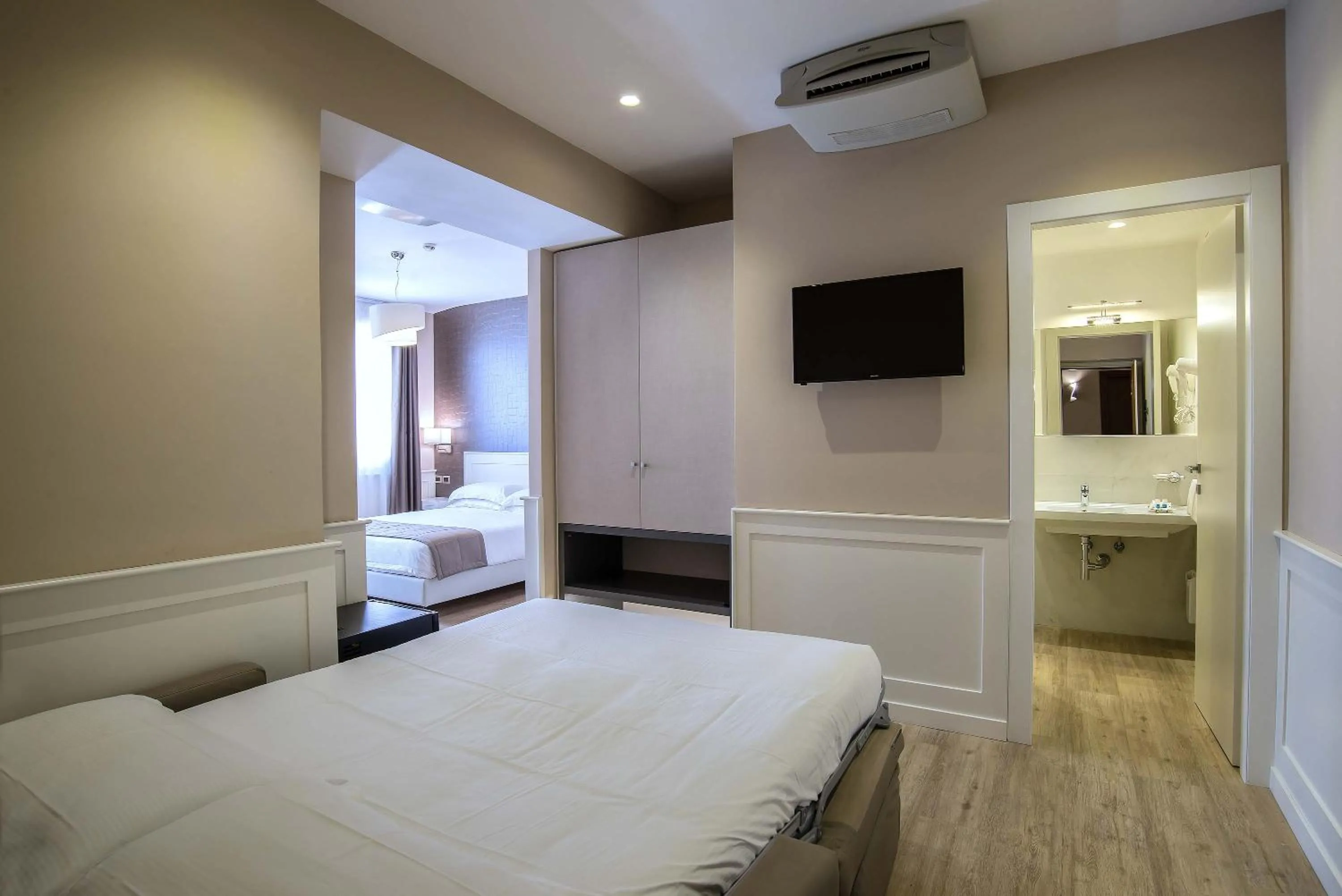 Photo of the whole room, Bed in Hotel Museum