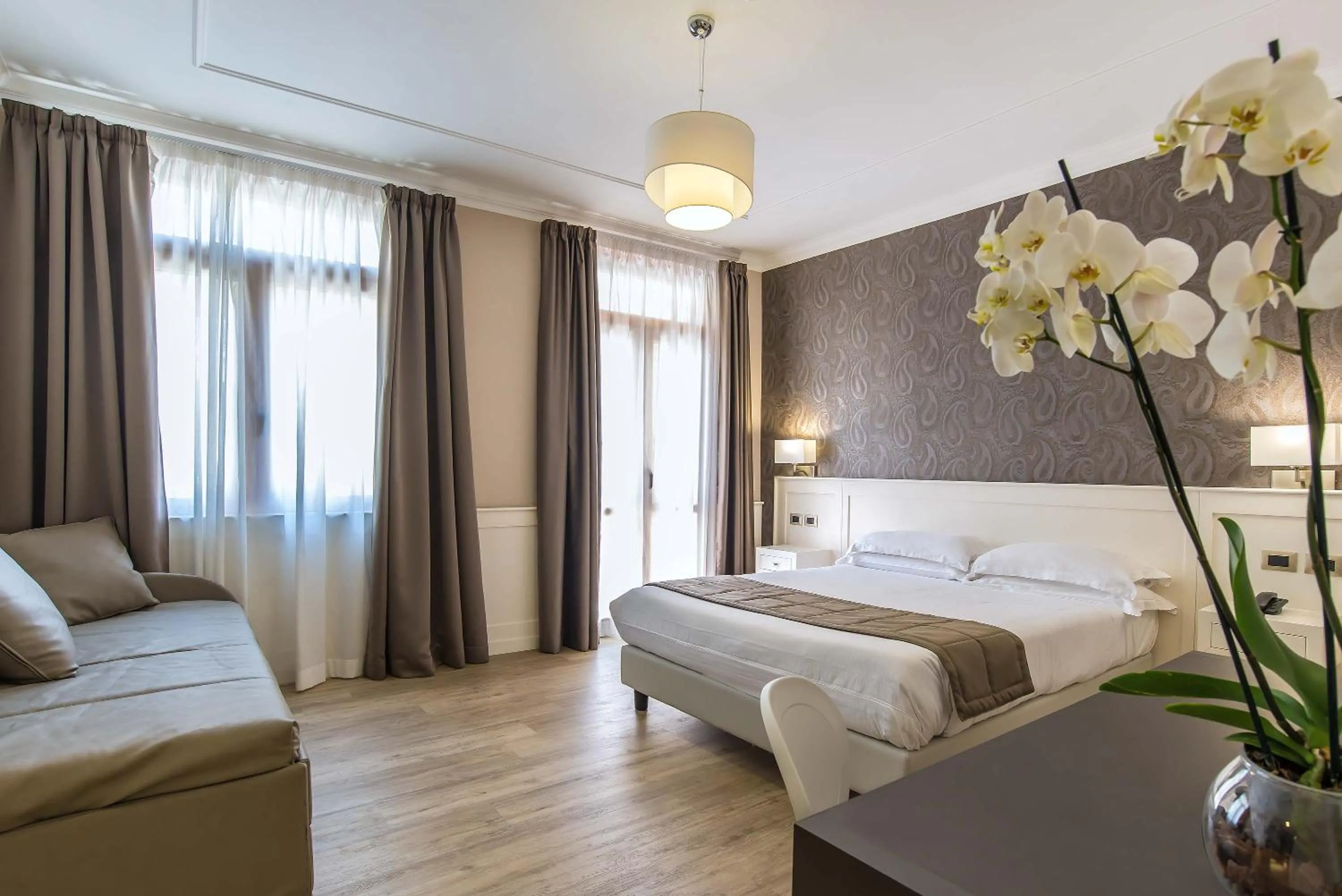 Photo of the whole room, Bed in Hotel Museum