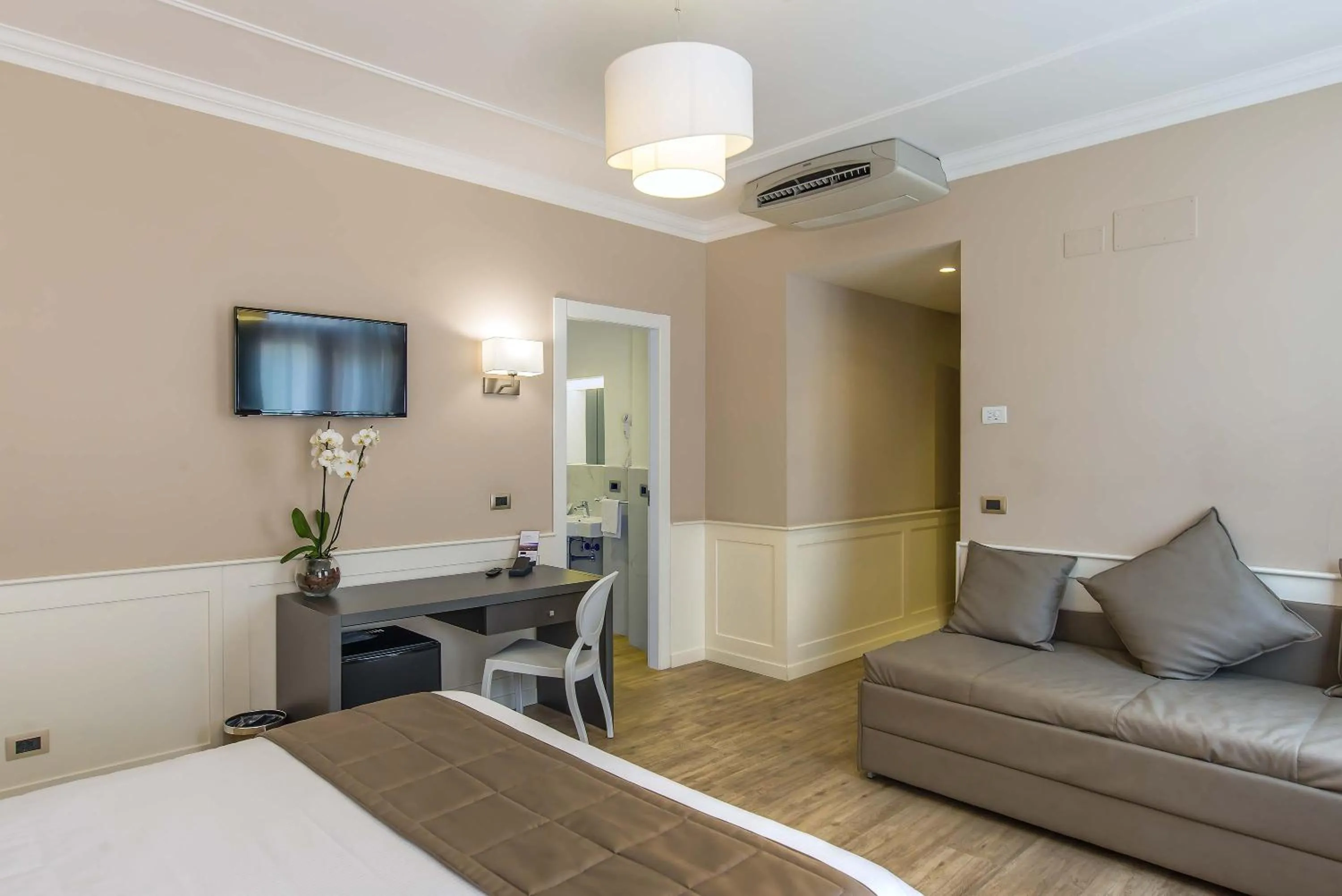 Photo of the whole room, Bed in Hotel Museum