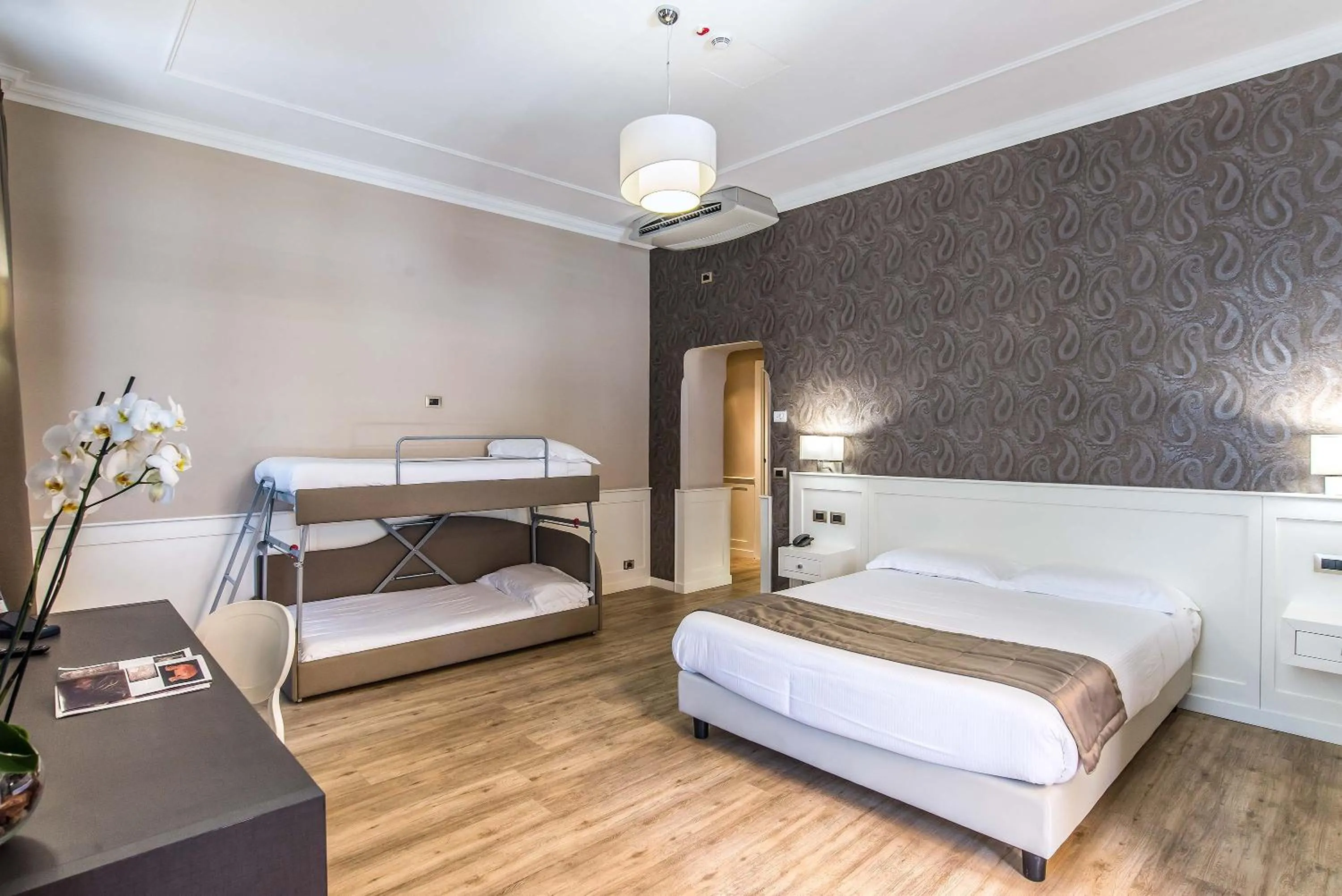 Photo of the whole room, Bed in Hotel Museum