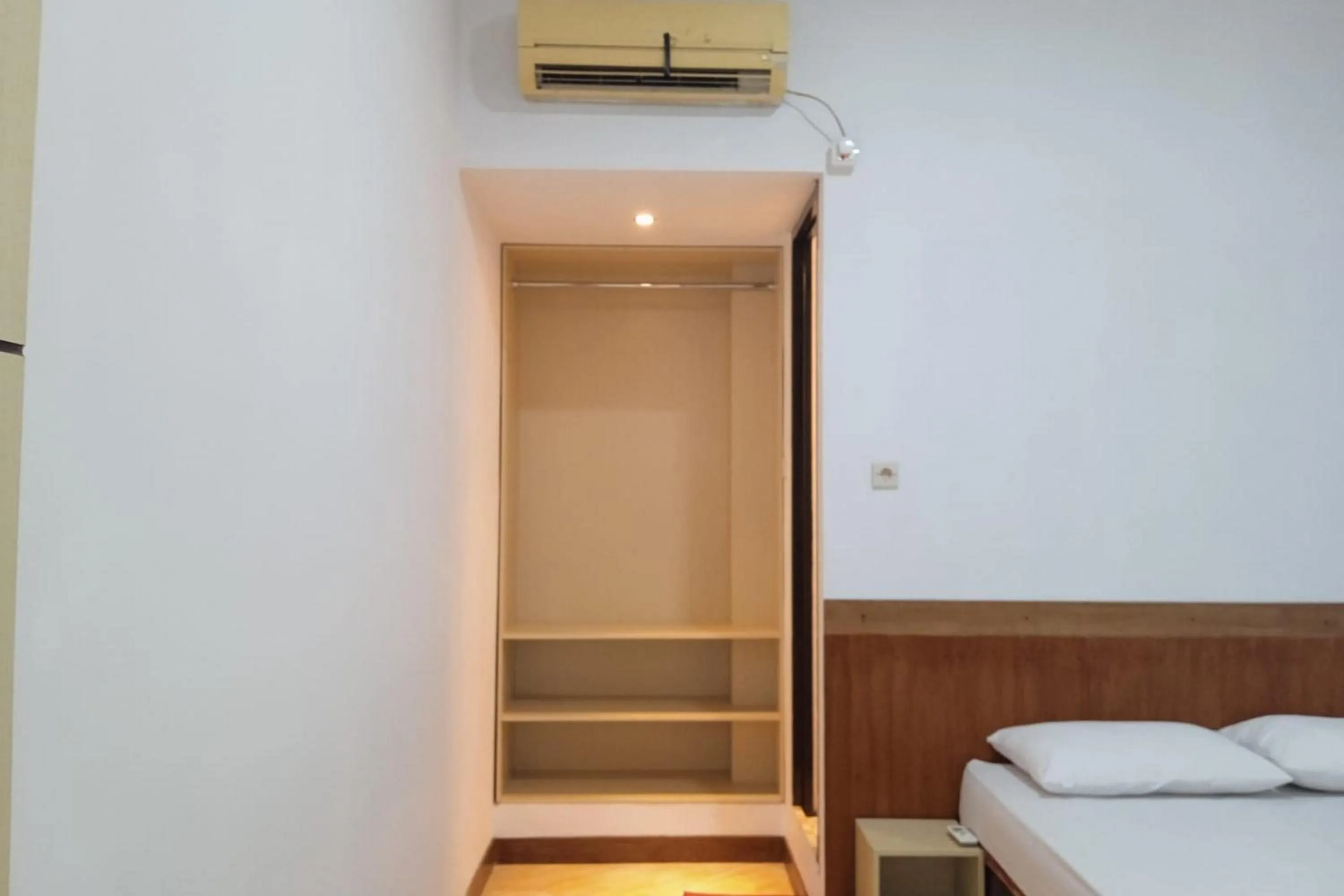 Bedroom, Bed in Gorland Hostel near GOR Satria Purwokerto Mitra RedDoorz