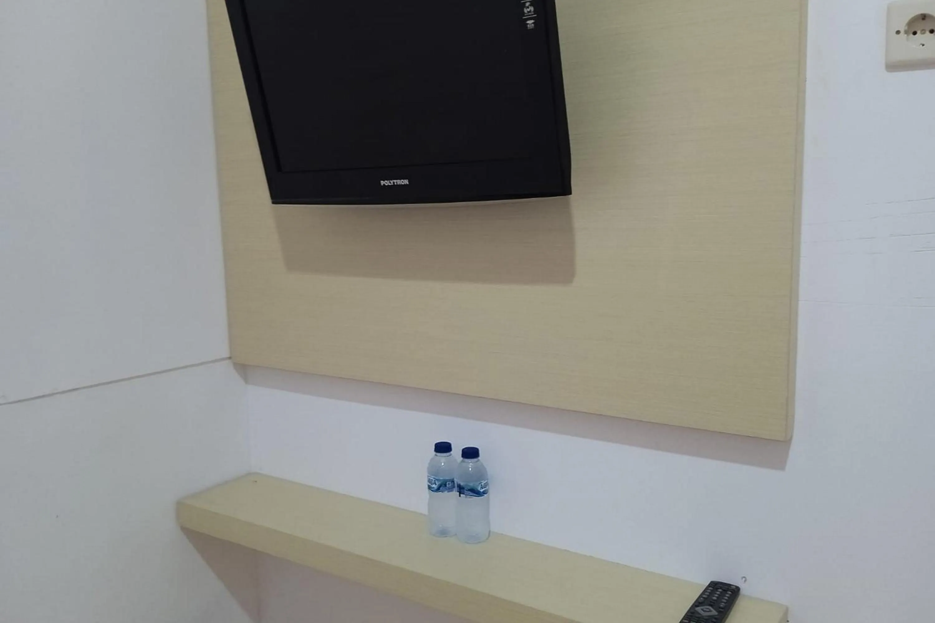 TV and multimedia in Gorland Hostel near GOR Satria Purwokerto Mitra RedDoorz