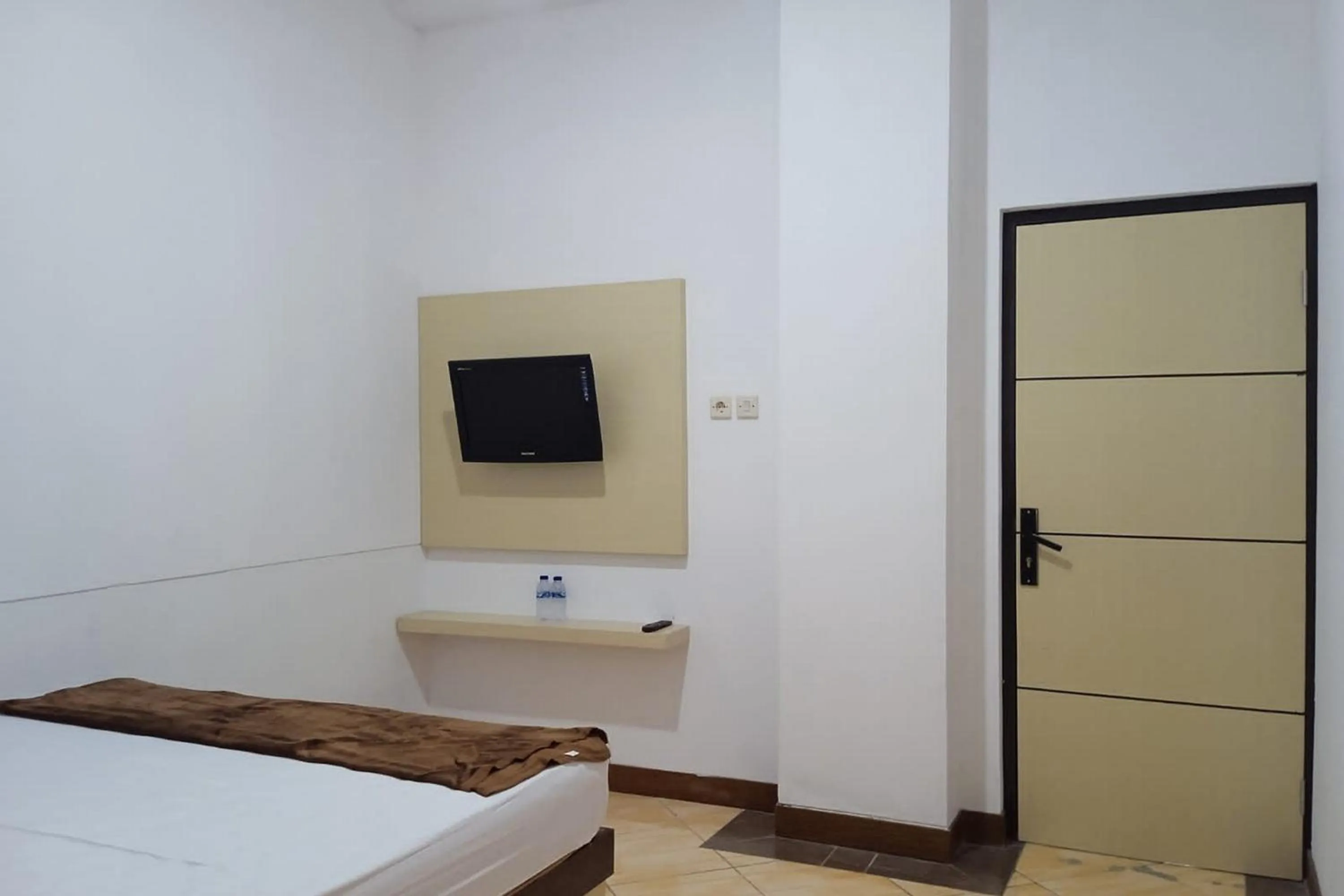 Bedroom, Bed in Gorland Hostel near GOR Satria Purwokerto Mitra RedDoorz