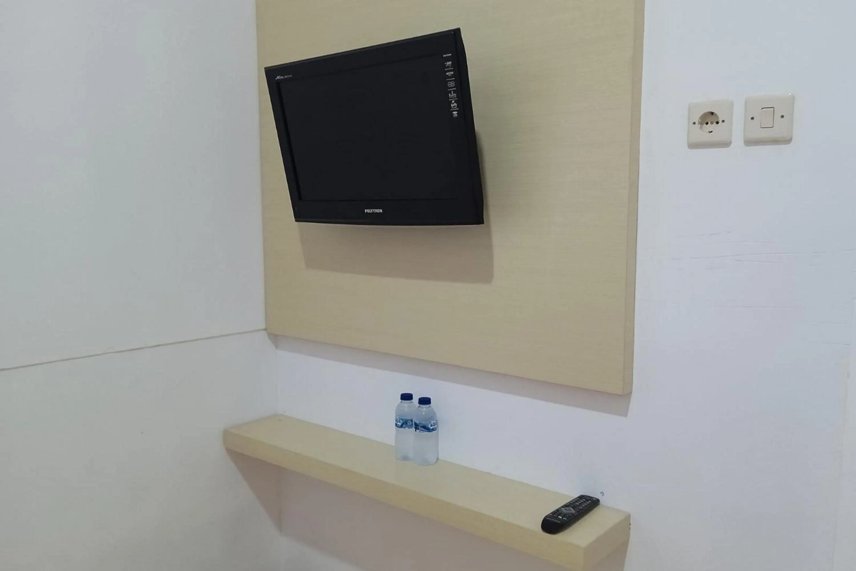 TV and multimedia in Gorland Hostel near GOR Satria Purwokerto Mitra RedDoorz